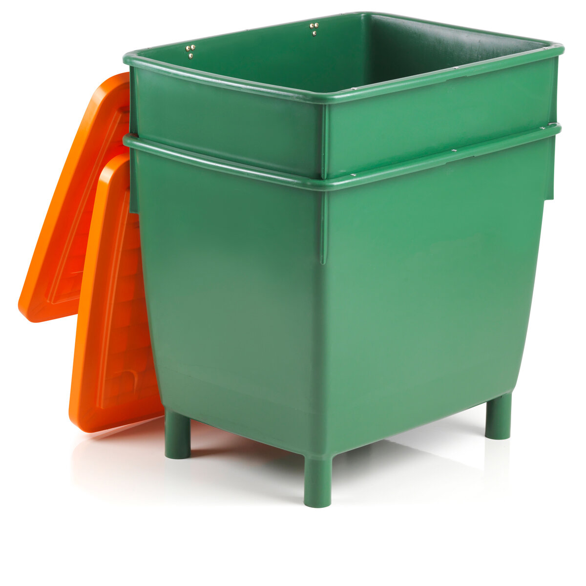 Gestapelte Universalbehälter grün mit orangenen Deckeln