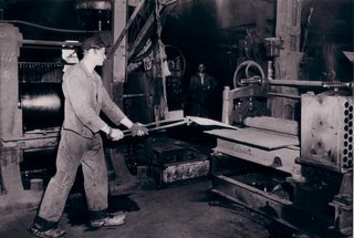 Mann bedient alte Maschine Schwarz-Weiß-Foto