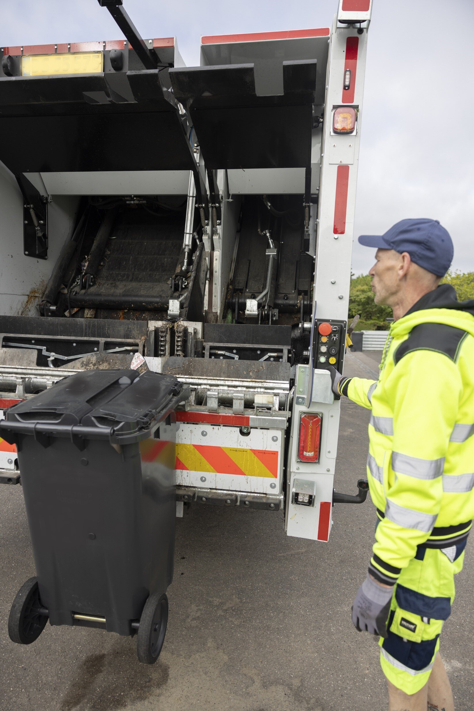 Bin collection and discharge twin-compartment