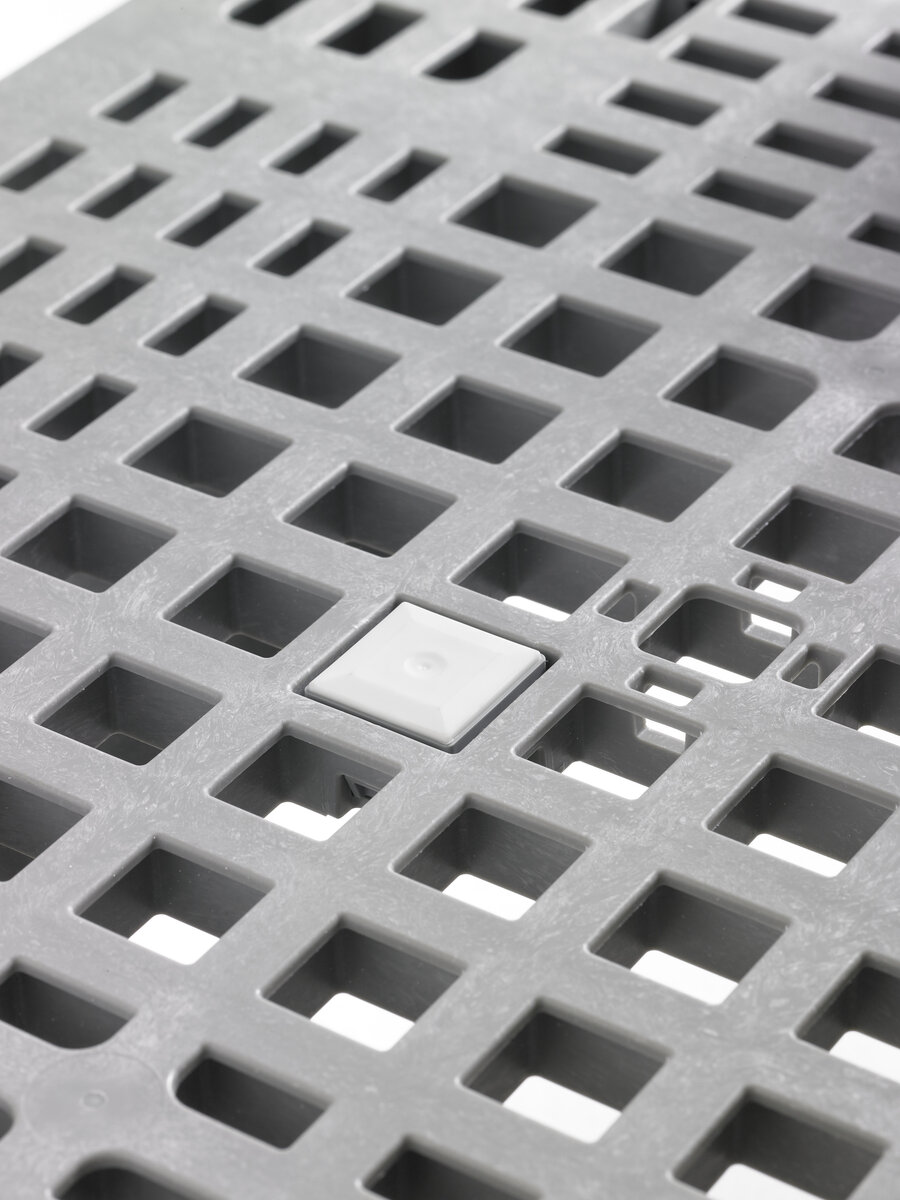 CanPal with Palgrip® anti-slip clips on the top of the deck