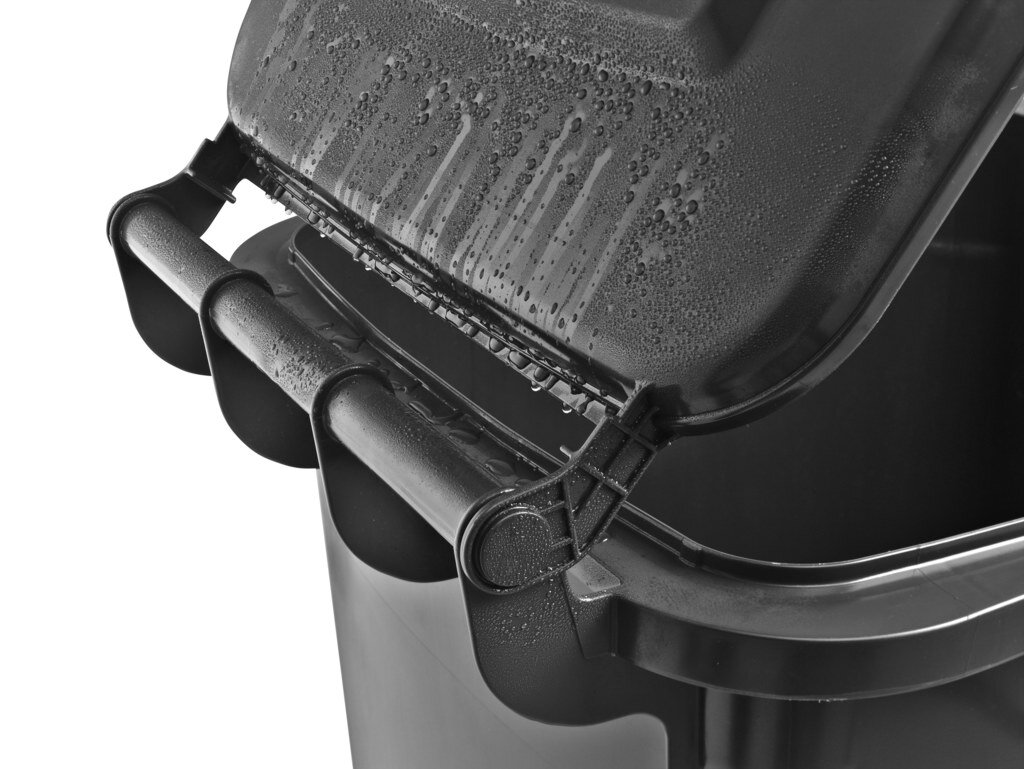 Rain spoiler with water drops