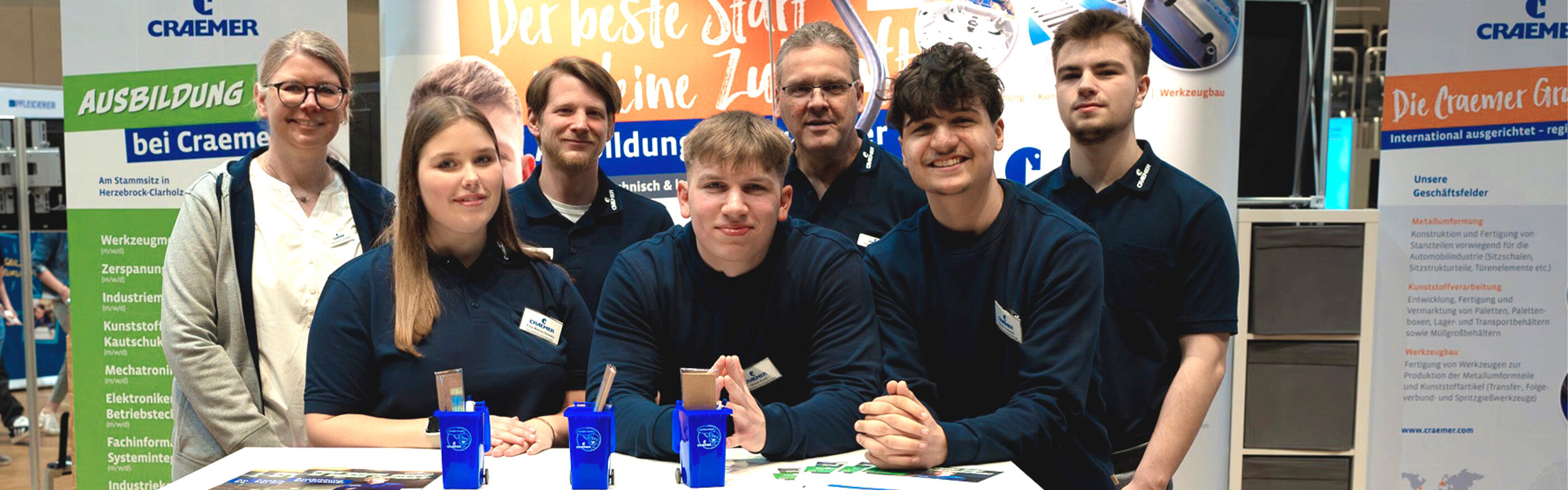Gruppenbild Auszubildende und Ausbilder auf einer Berufsmesse