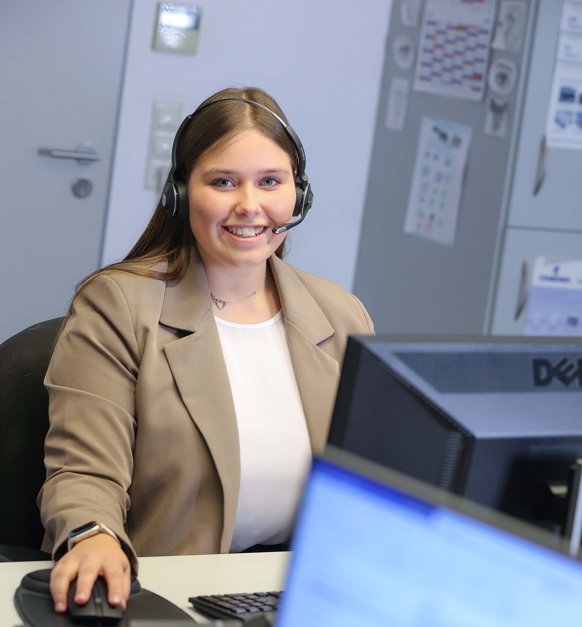 Duale Studentin im Büro