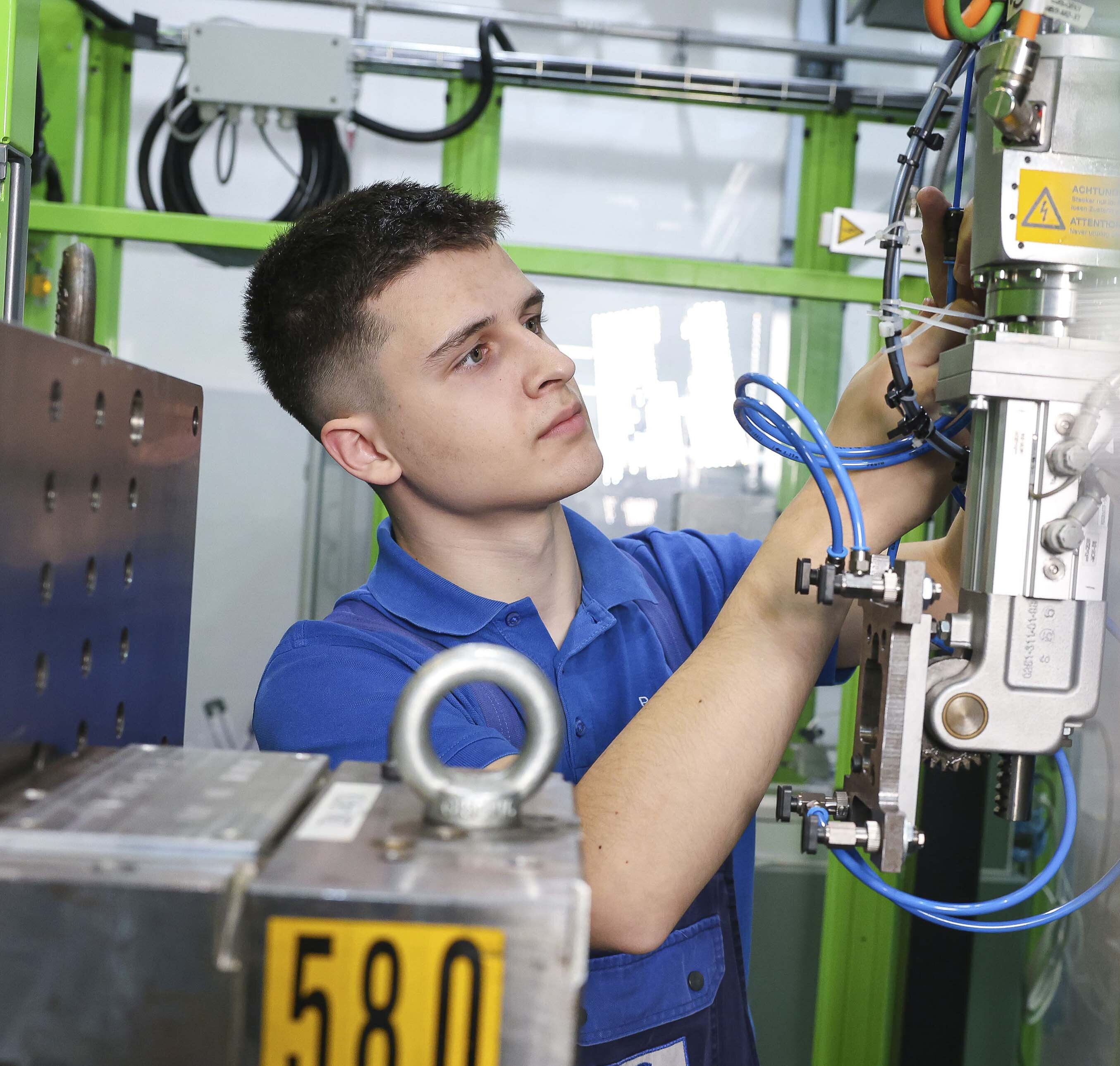 Kunststoff- und Kautschuktechnologe Kunststoff- und Kautschuktechnologe bei der Arbeit
