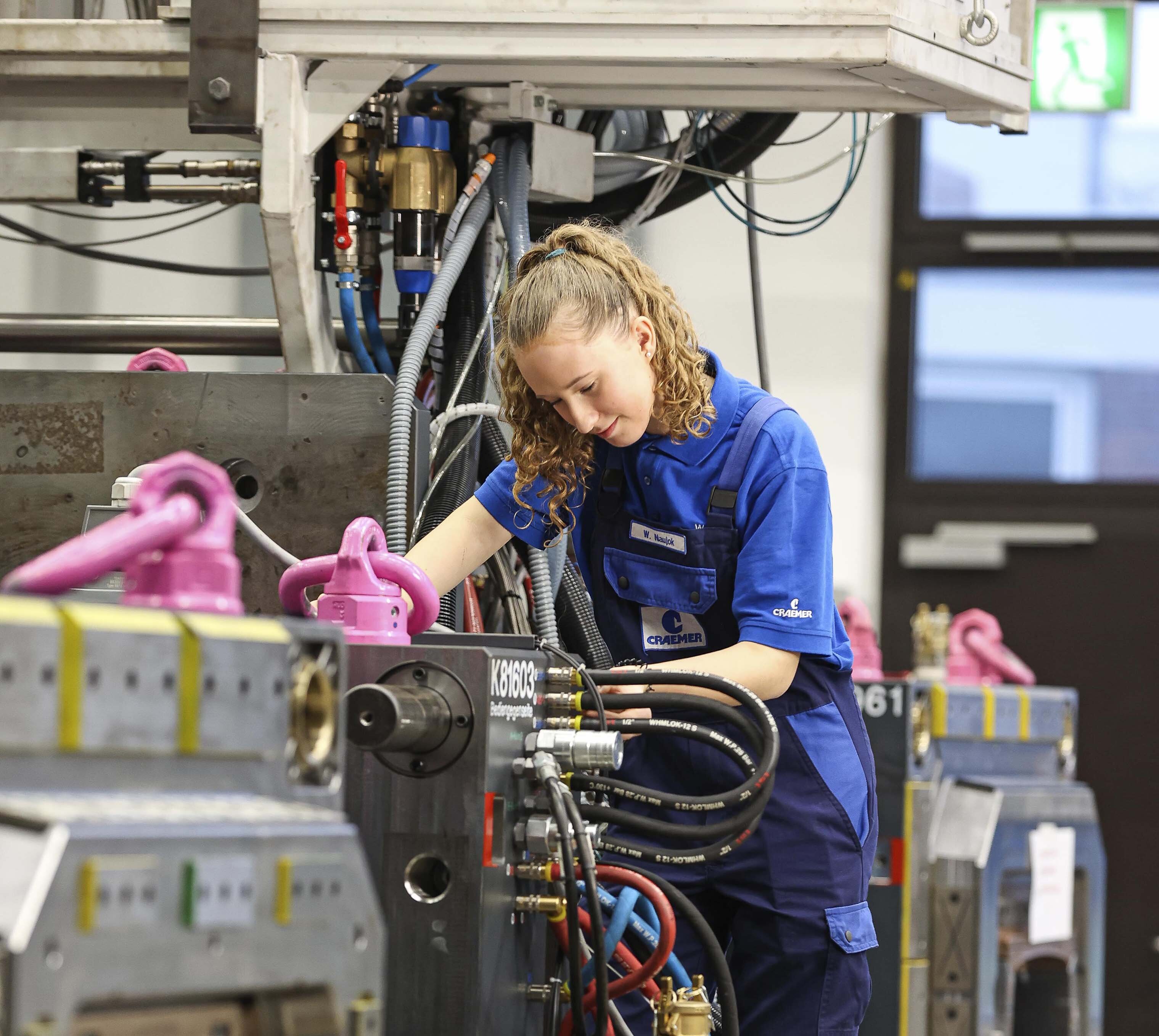 Werkzeugmechaniker Werkzeugmechanikerin bei der Arbeit