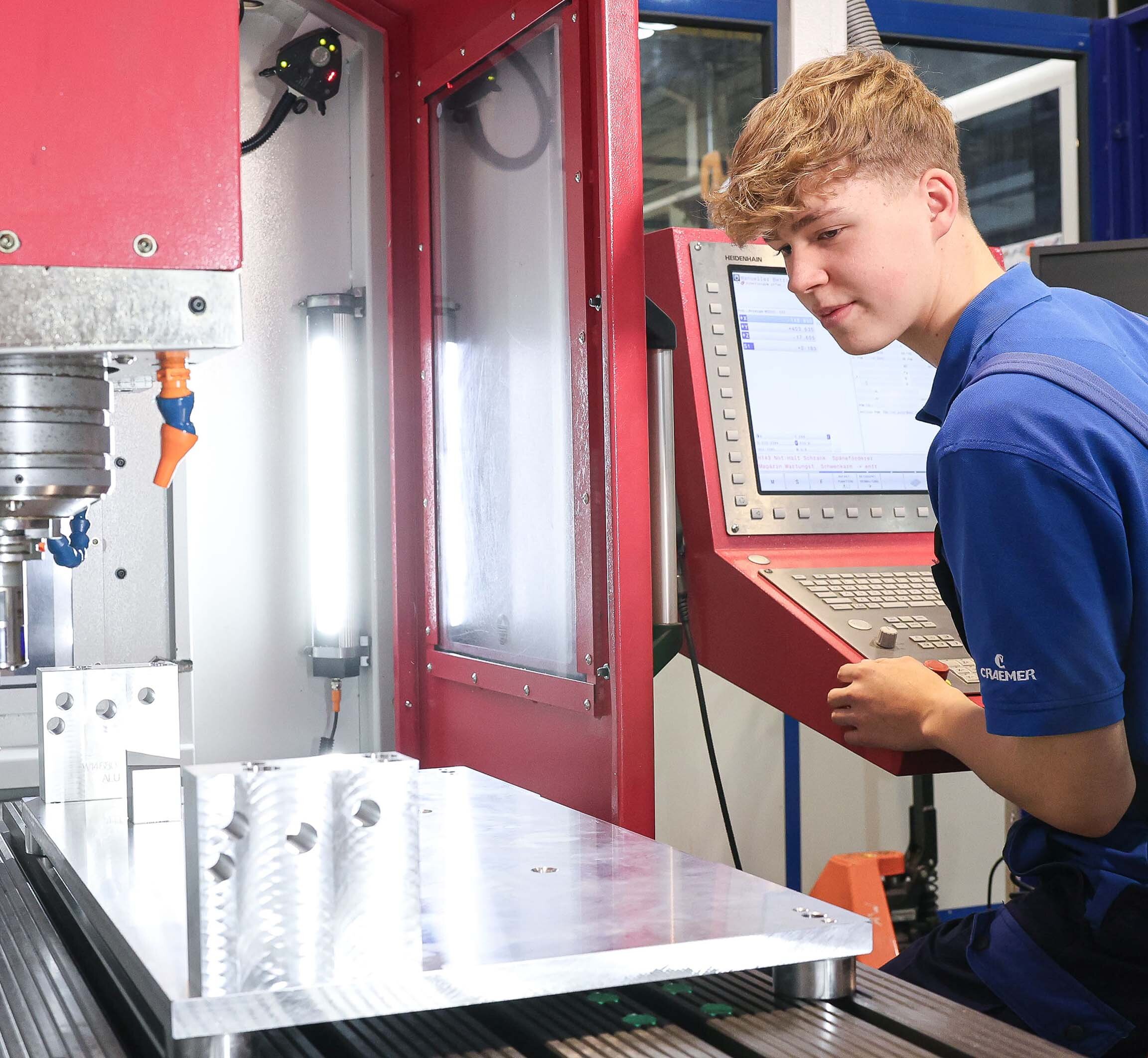 Zerspanungsmechaniker Zerspanungsmechaniker bei der Arbeit