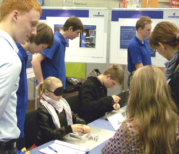 Schüler experimentieren auf der Messe