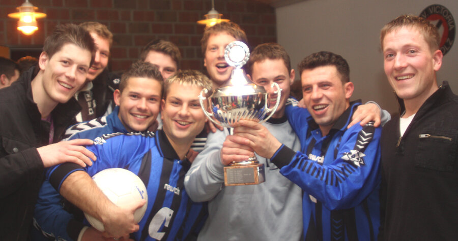 Gewinner-Team mit Pokal