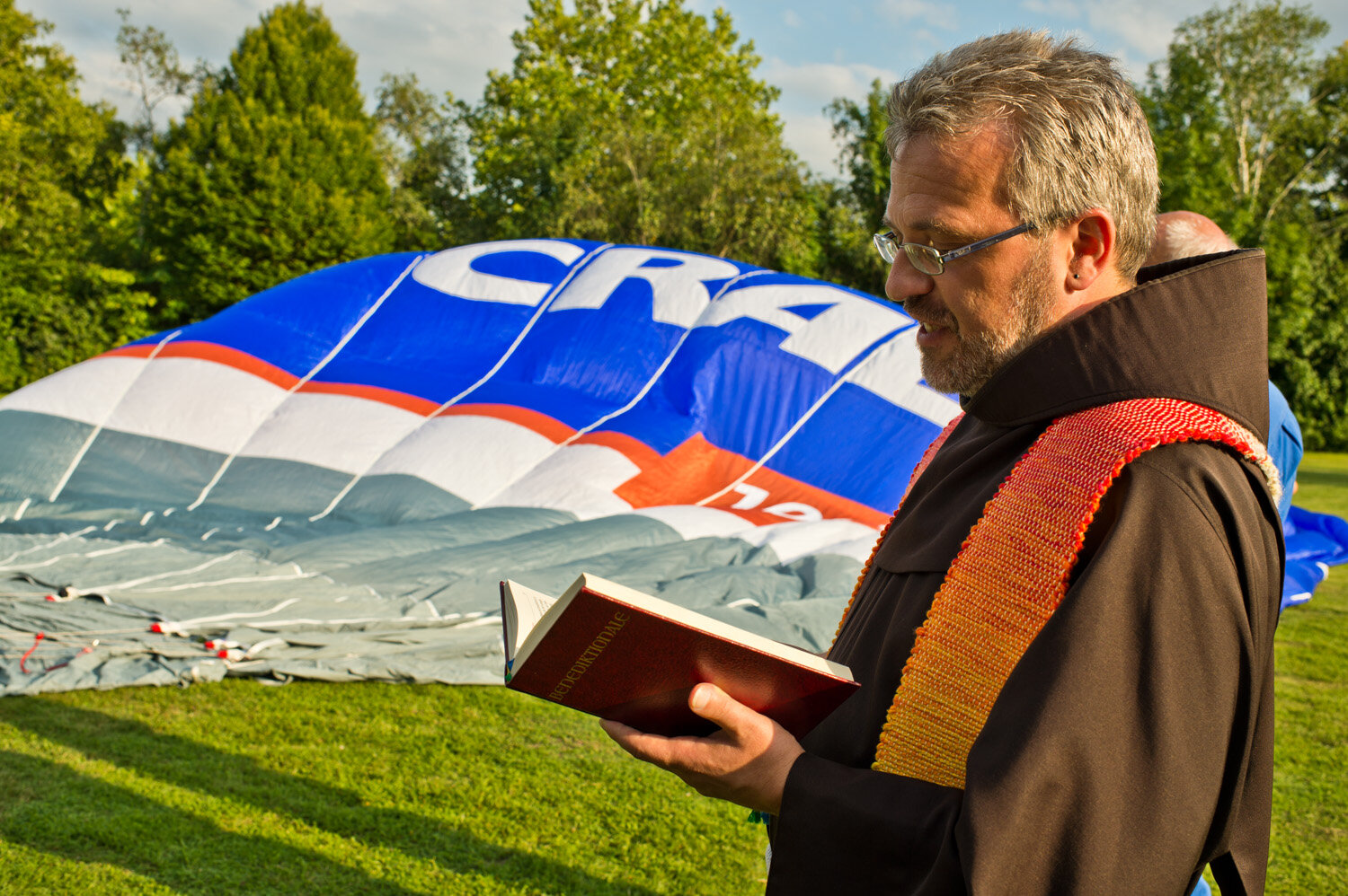 Franziskanerbruder Martin liest aus der Bibel vor