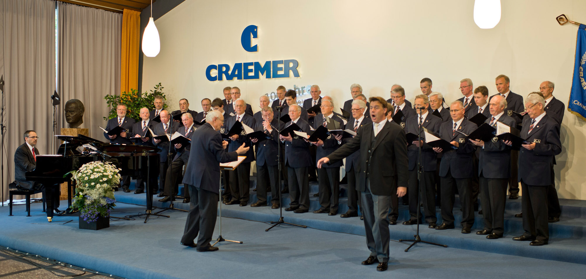 Tenor Volker Bengl, Pianist Manfred Neumann und der Craemer-Chor unter der Leitung von Norbert Henzel