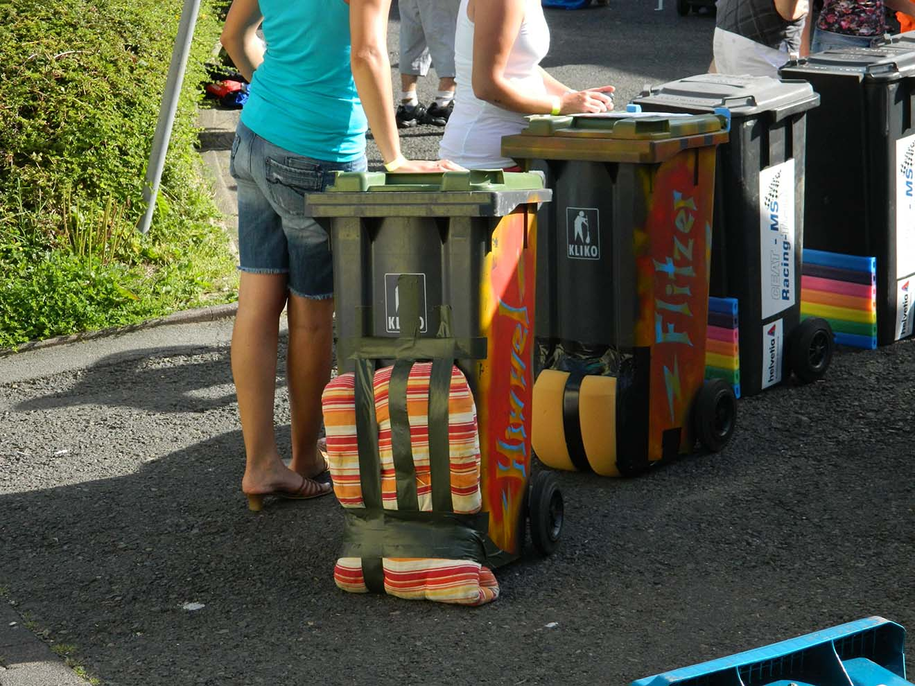 Modifizierte Mülltonnen der WM 2012