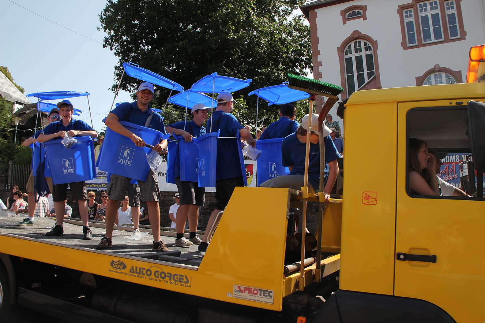 Craemer Azubis auf LKW in zerschnittenen Mülltonnen feuern an