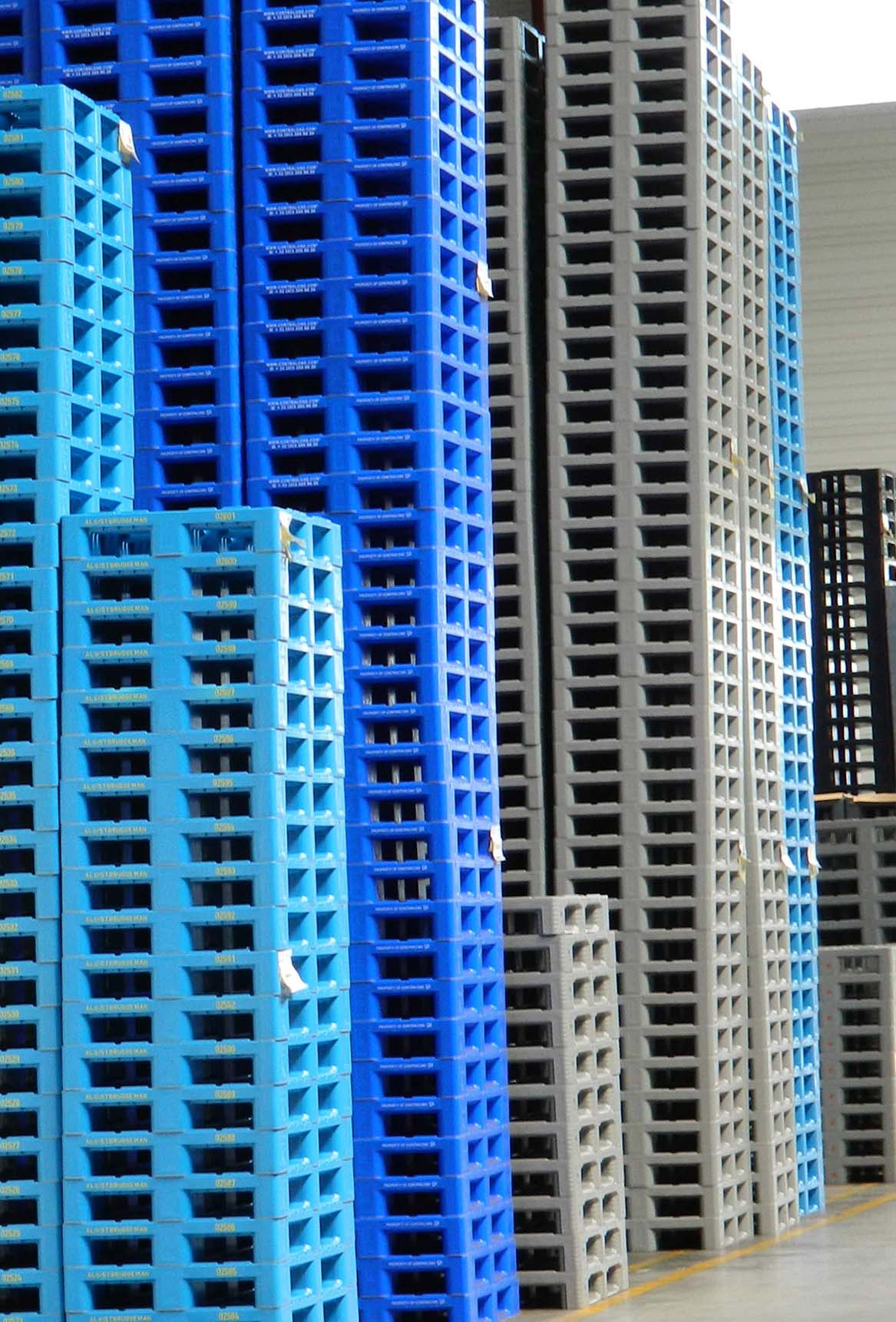 Palettenstapel mit blauen und grauen Paletten