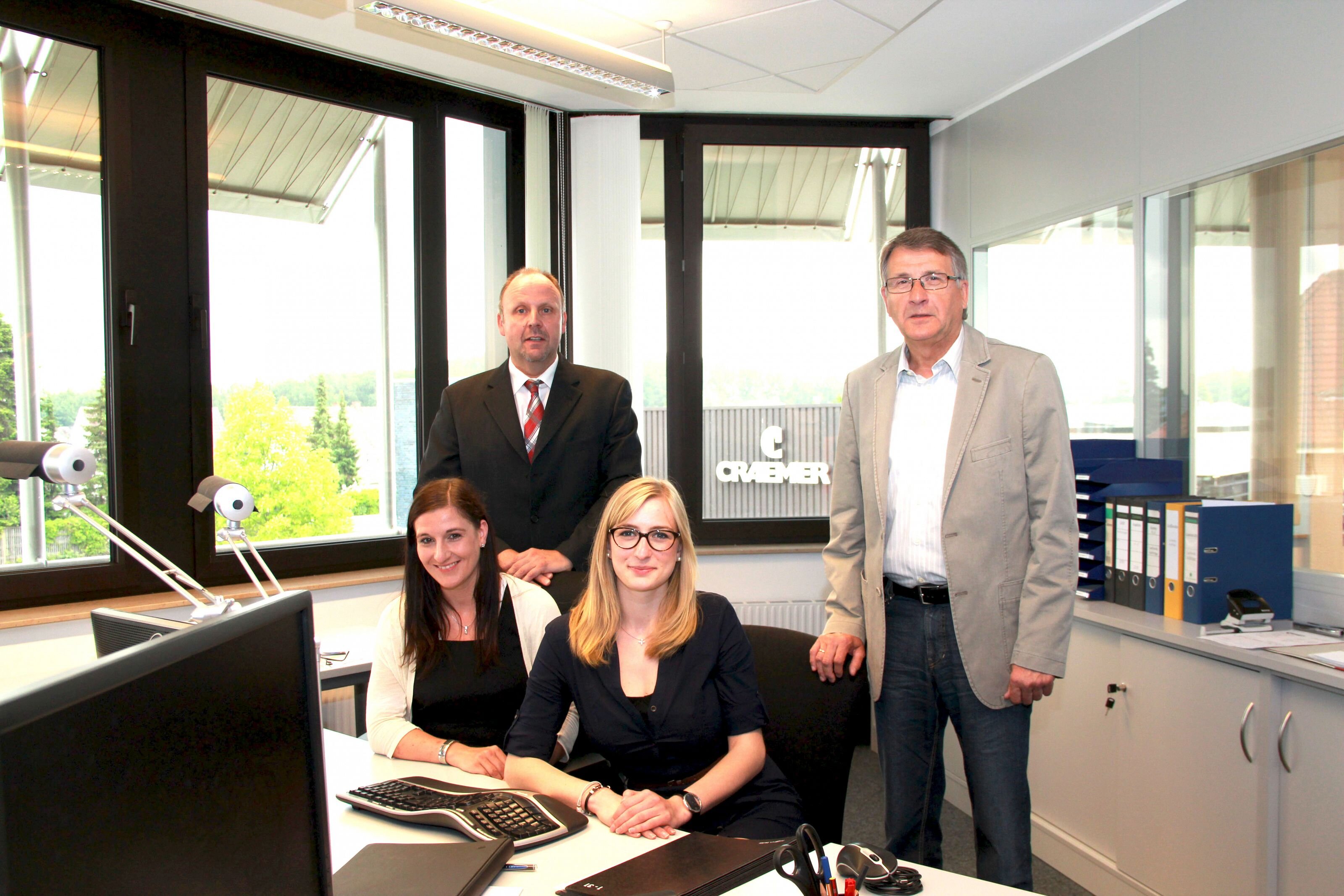 Am Arbeitsplatz bei der Paul Craemer GmbH: Praktikantin Claire Ratajczak (Mitte) mit Melanie Tutschek, Personalleiter Bernhard Goldbeck (links) und Hans-Volker Jünke