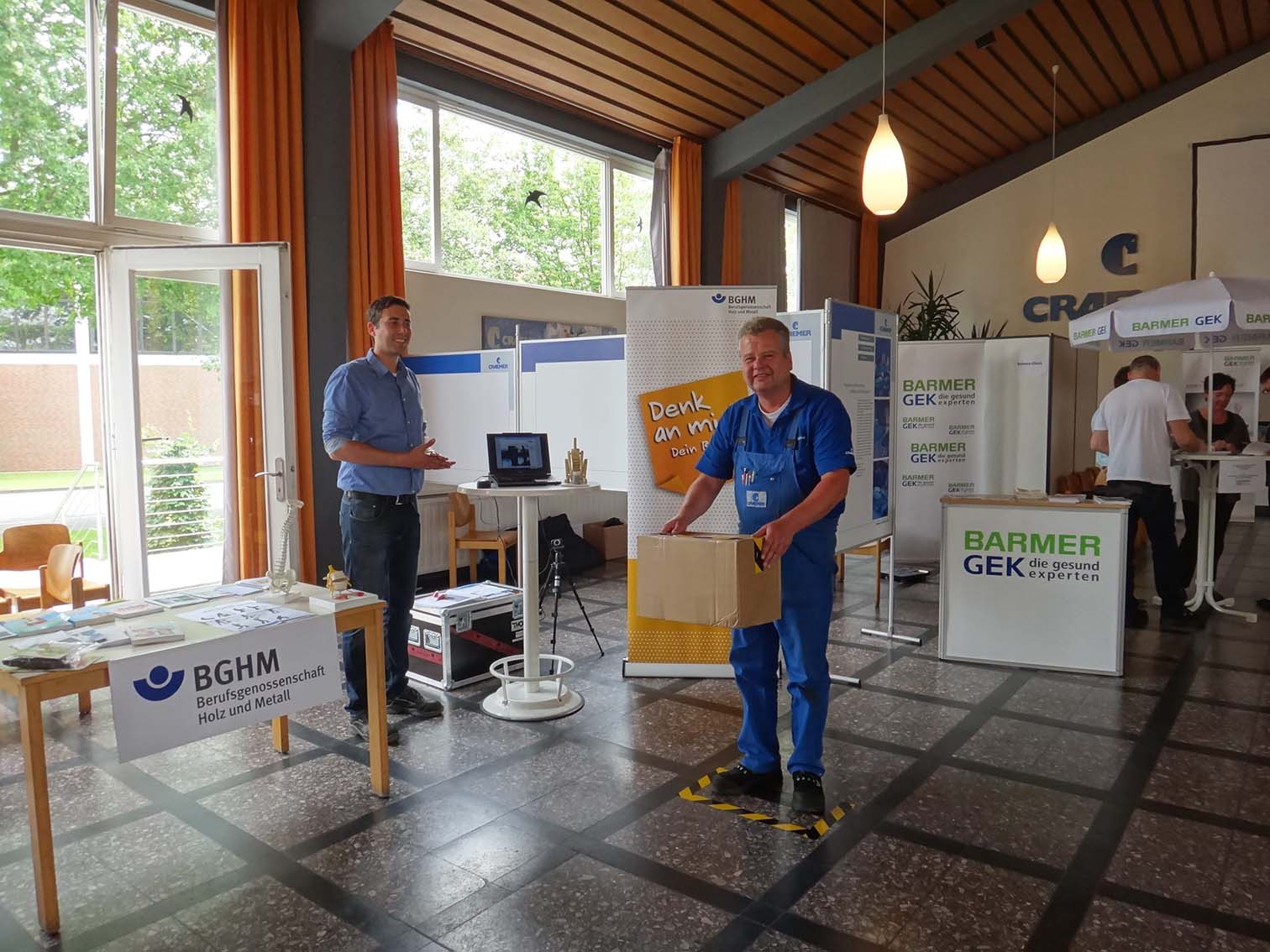 Mitarbeiter hebt einen Karton