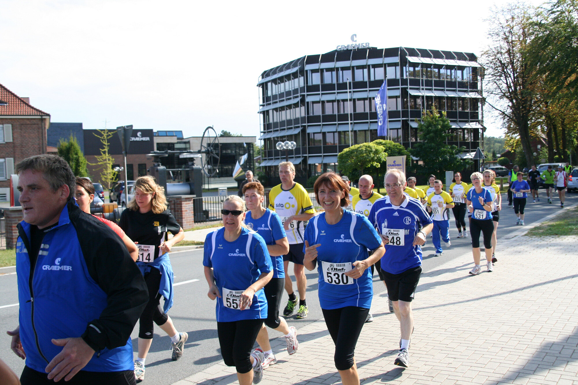 Läufer beim Paul-Craemer-Lauf vor dem Craemer Gebäude