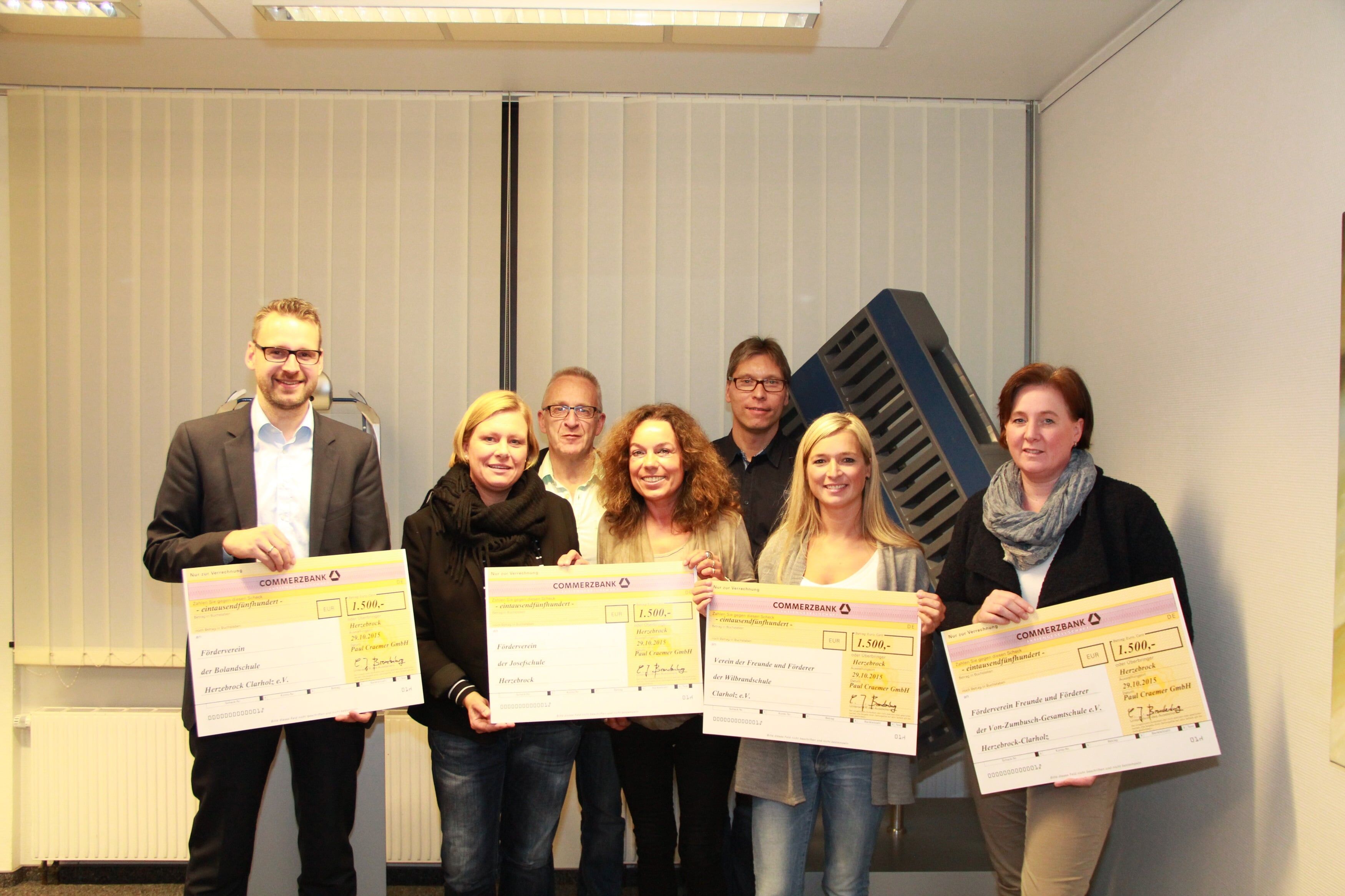 Gruppenbild Übergabe Scheck