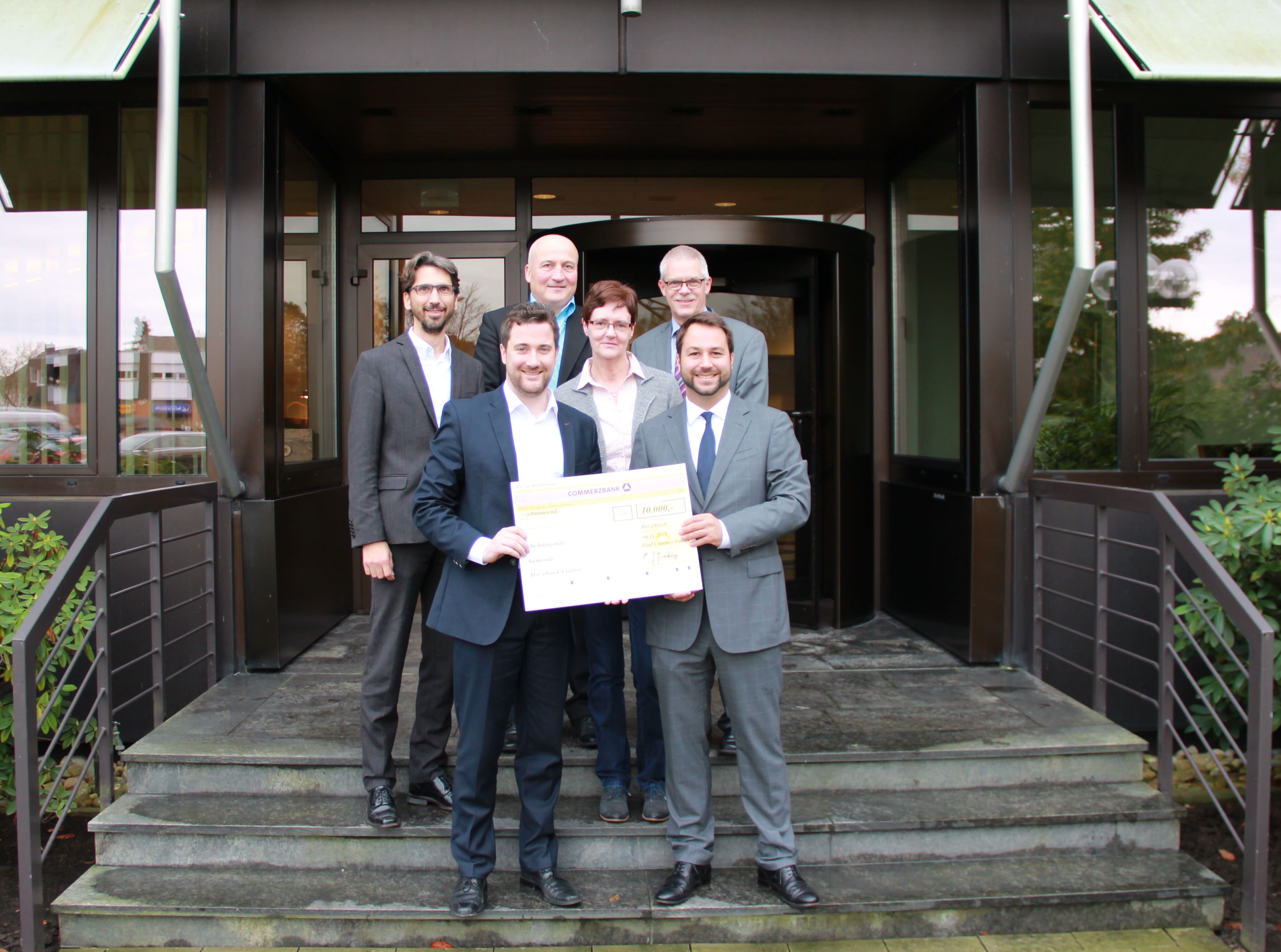 Gruppenbild Kämmerer Heinz-Dieter Wette, Bürgermeister Marco Diethelm, Wilhelm Towara und Ingrid Vornholt von der Gemeinde Herzebrock-Clarholz mit den Craemer-Vertretern Reinhard Klapper  und Christoph Brandenburg