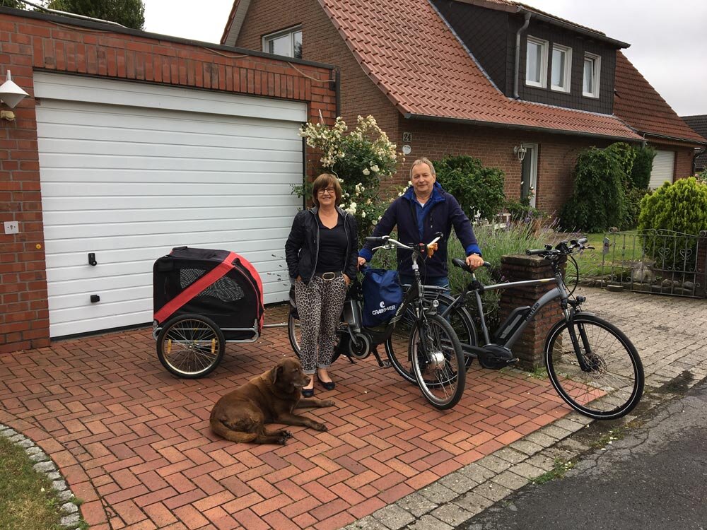 Craemer-Export-Vertriebsmitarbeiter Michael Siebert mit seiner Frau Angela mit Fahrrädern und Labradorhündin Emma 