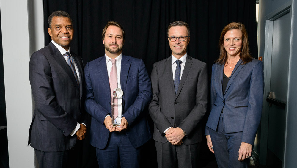 Byron Foster, Executive Vice President bei Adient, Christoph J. Brandenburg mit der Trophäe, Siegbert Geldner und Kelly Bysouth