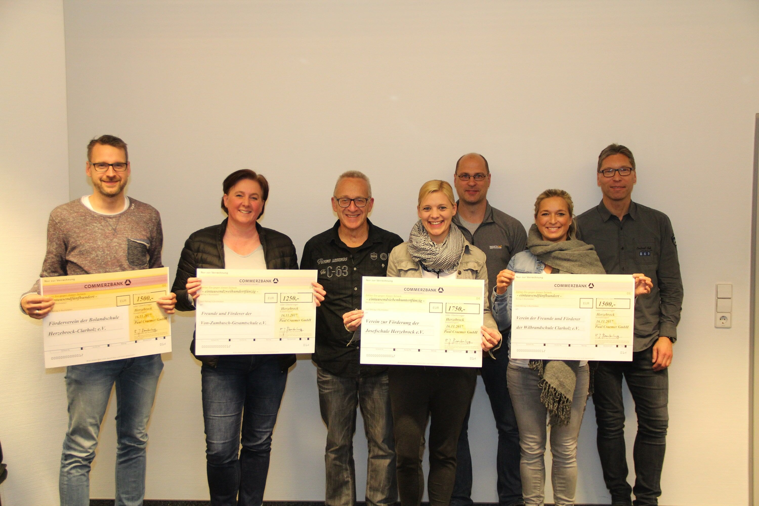 Gruppenfoto Scheckübergabe