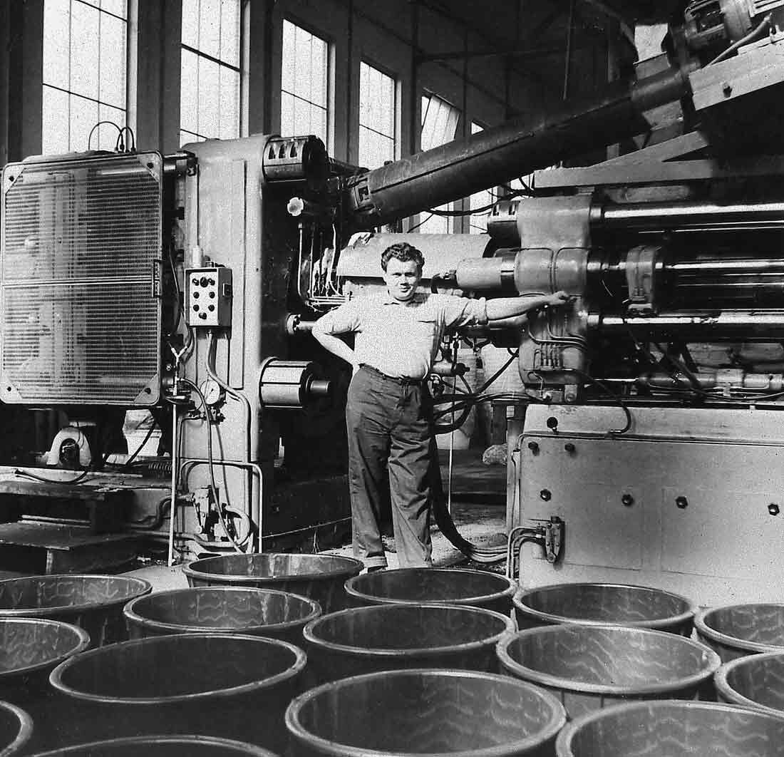 Employee Riedel with finished tubs in front of the Triulzi plastics processing machine