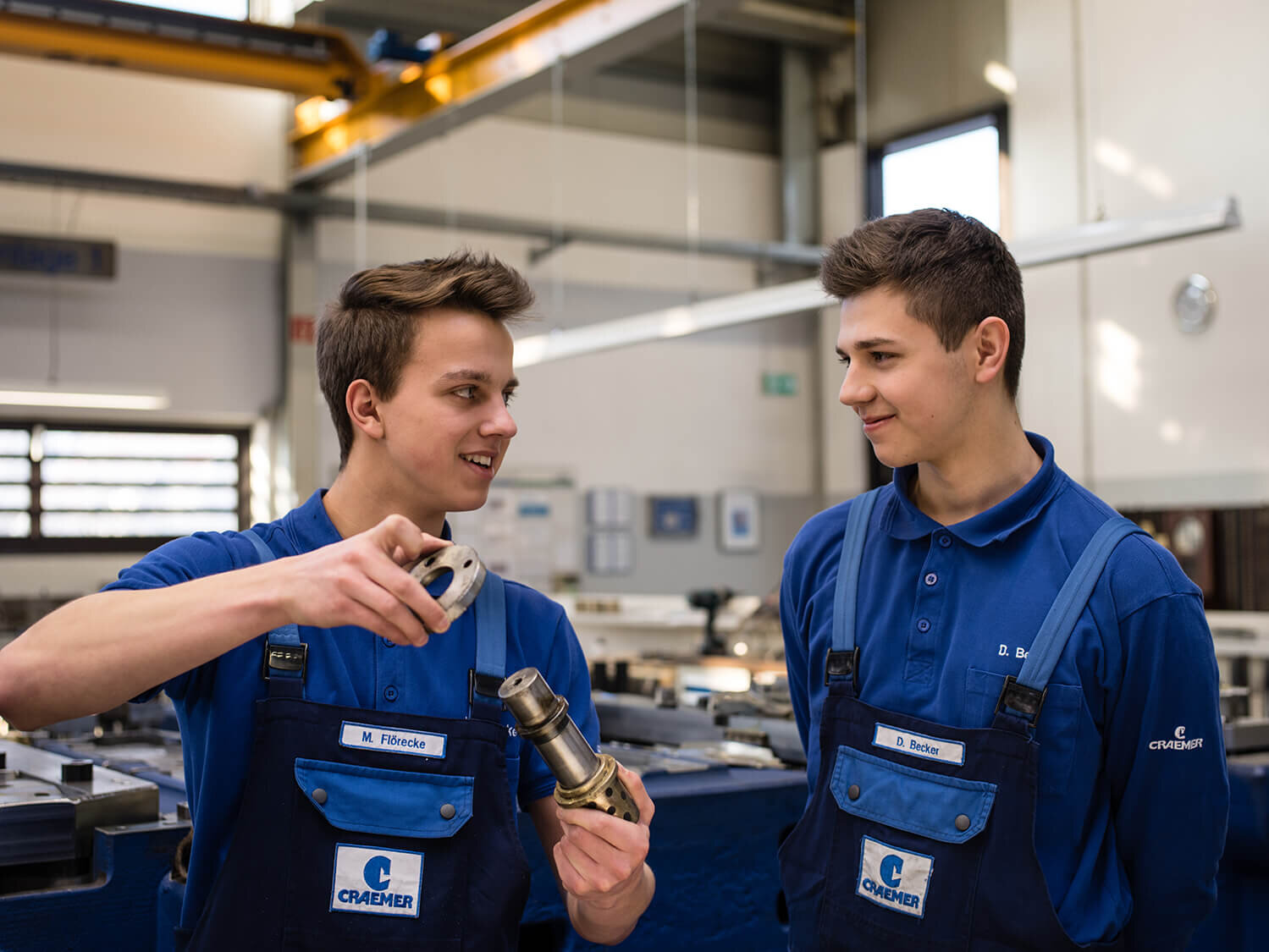 Zwei Auszubildende in der Werkstatt