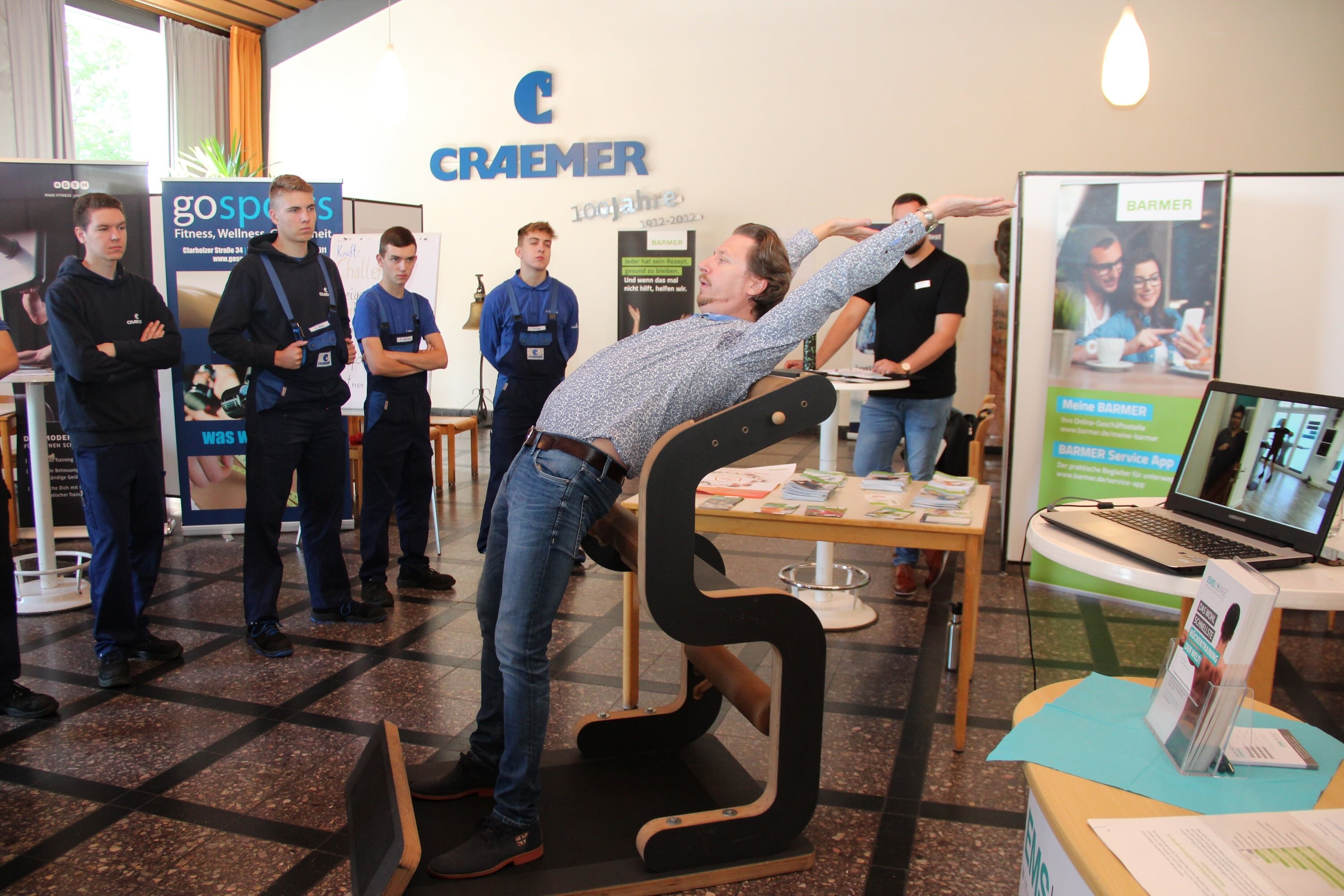 Sportwissenschaftler Jens Lang demonstriert das Beweglichkeitstraining am Gerät
