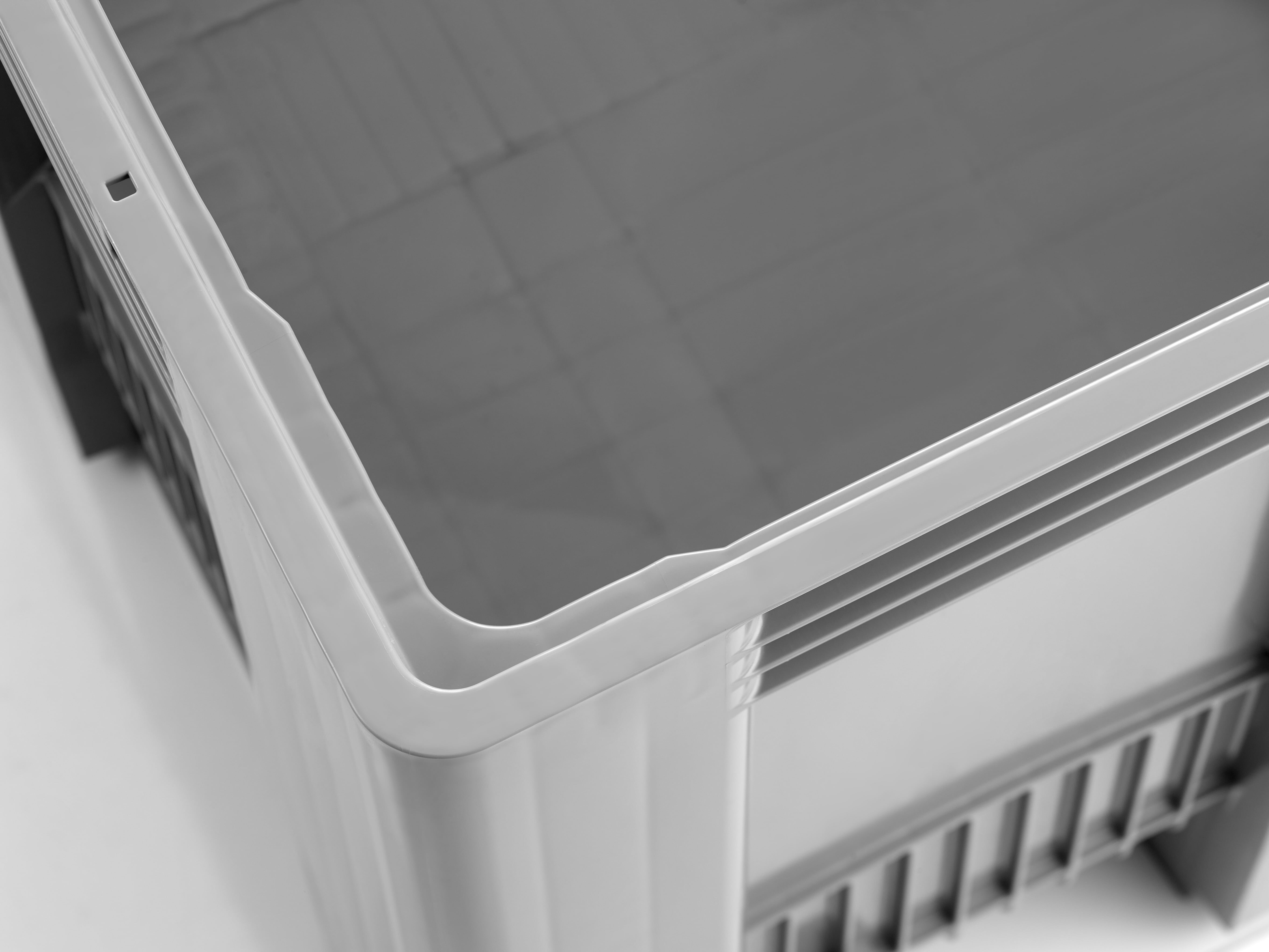 Extremely Durable: The SB3 Pallet Box