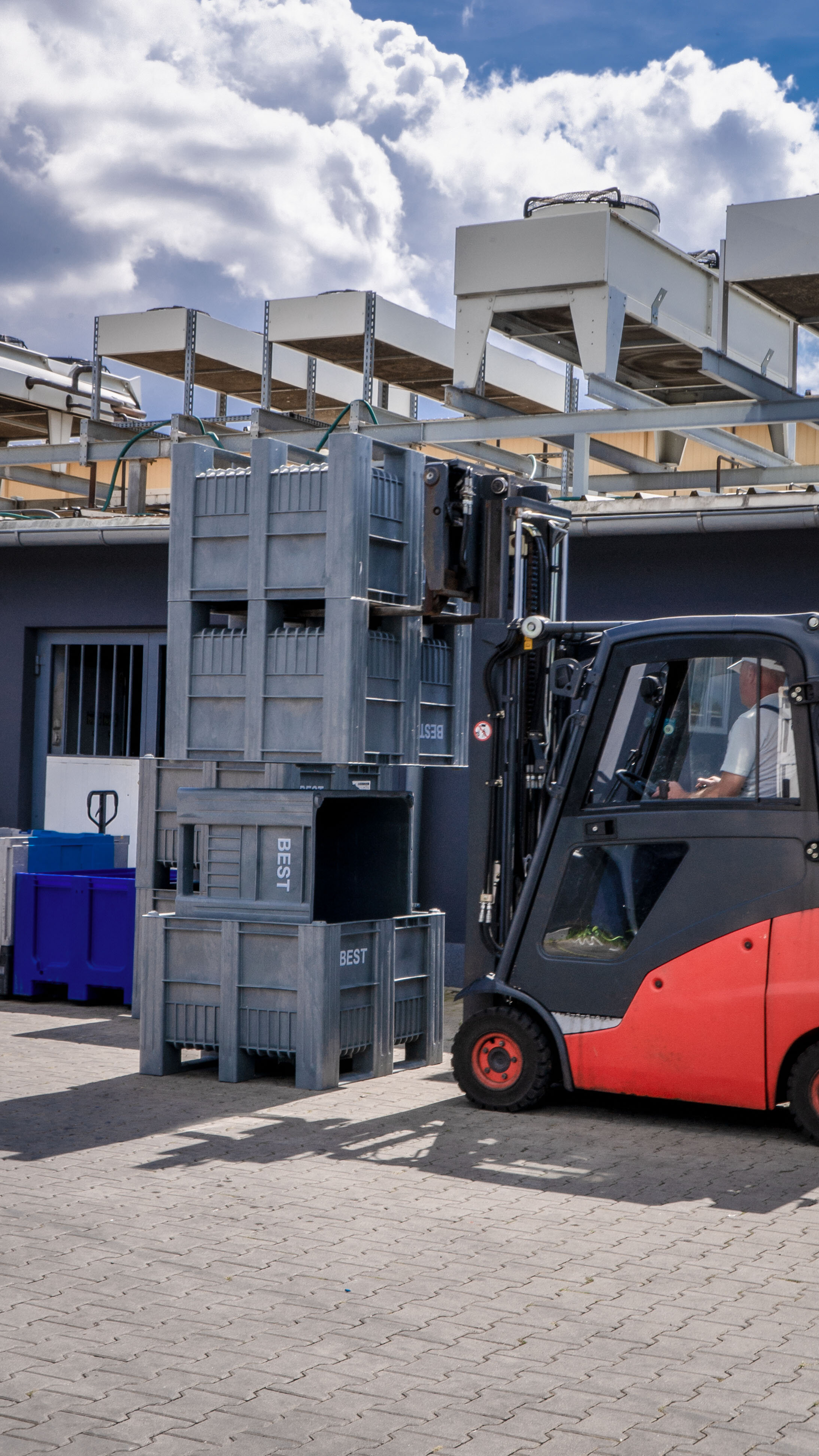 Forklift truck drives up to stacked CB3 pallet boxes