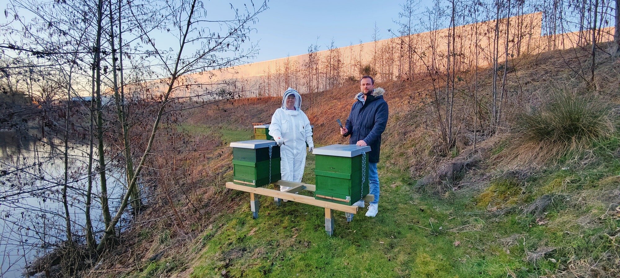 Imkerin Marion Domke und Malte Aussieker beim Bienenstock