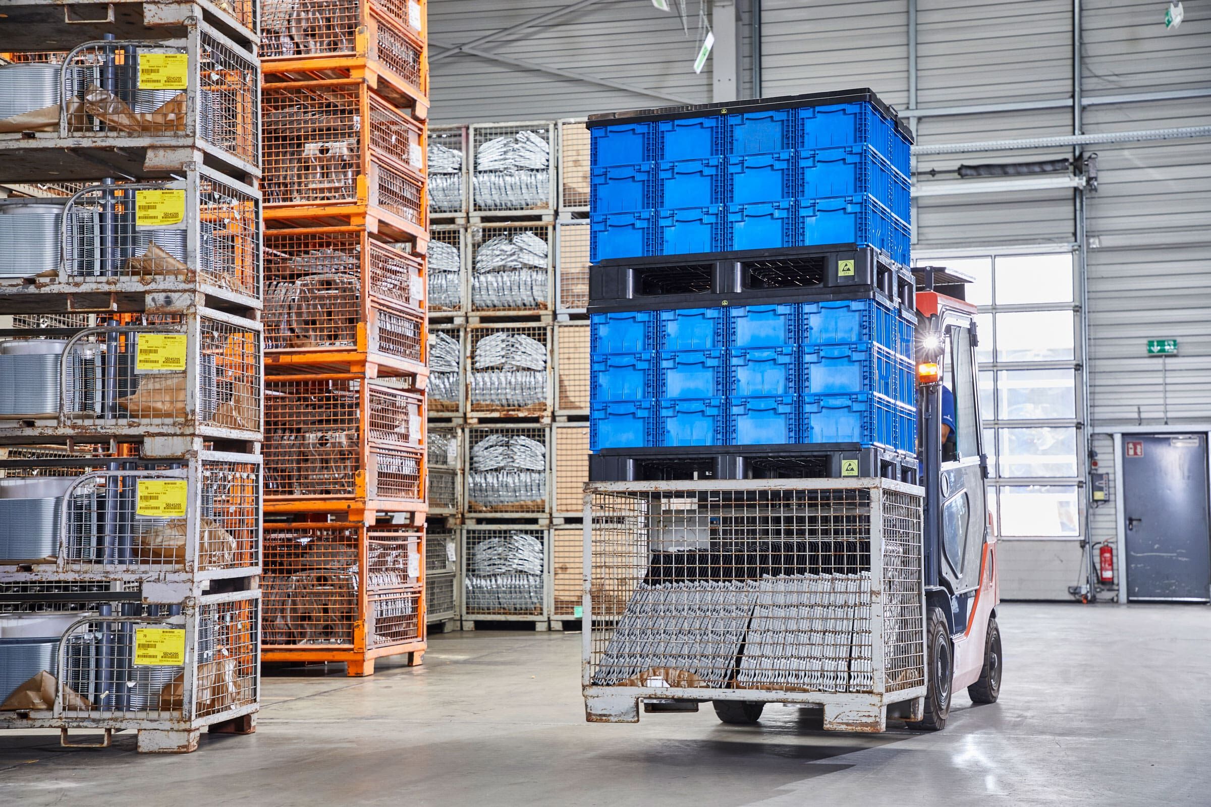 Forklift truck with pallet cage, pallets, crates and pallet lids
