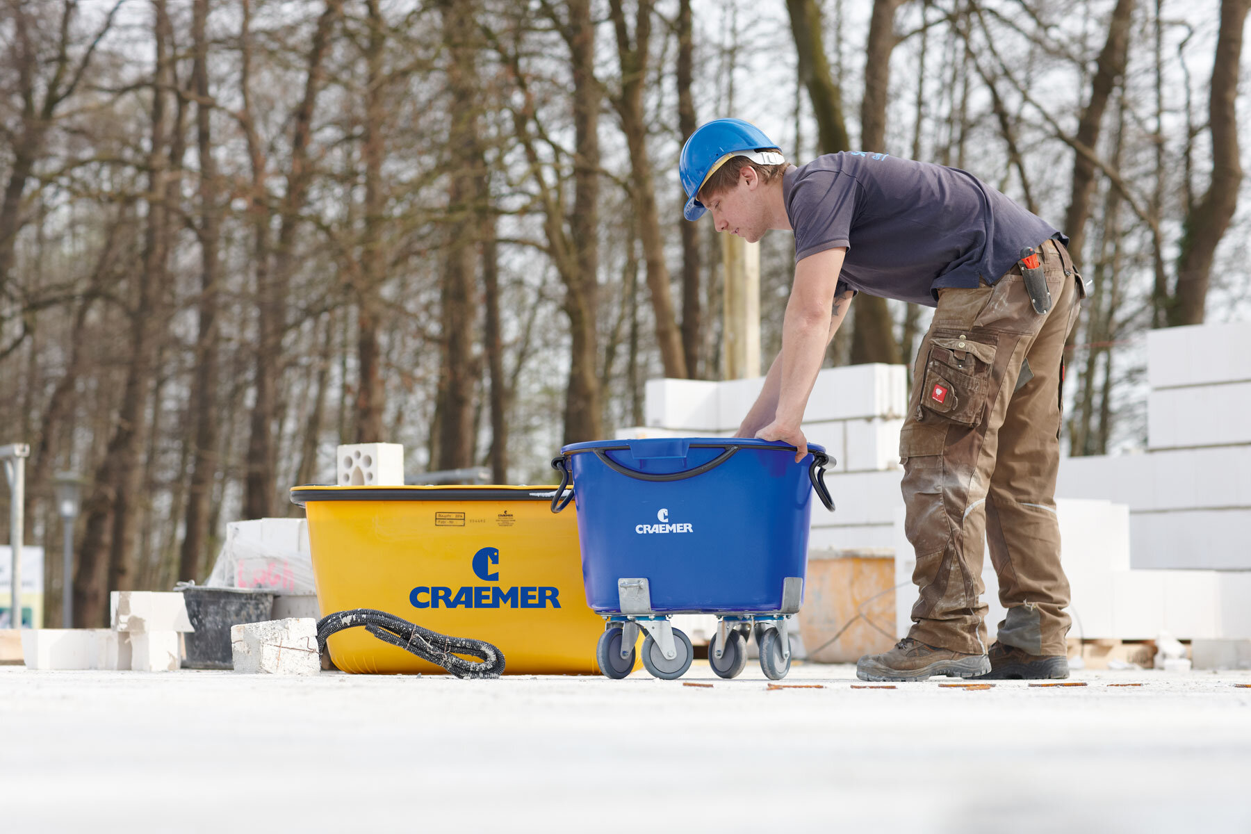 Bauarbeiter im Schnee mit Craemer Kunststoffbehältern