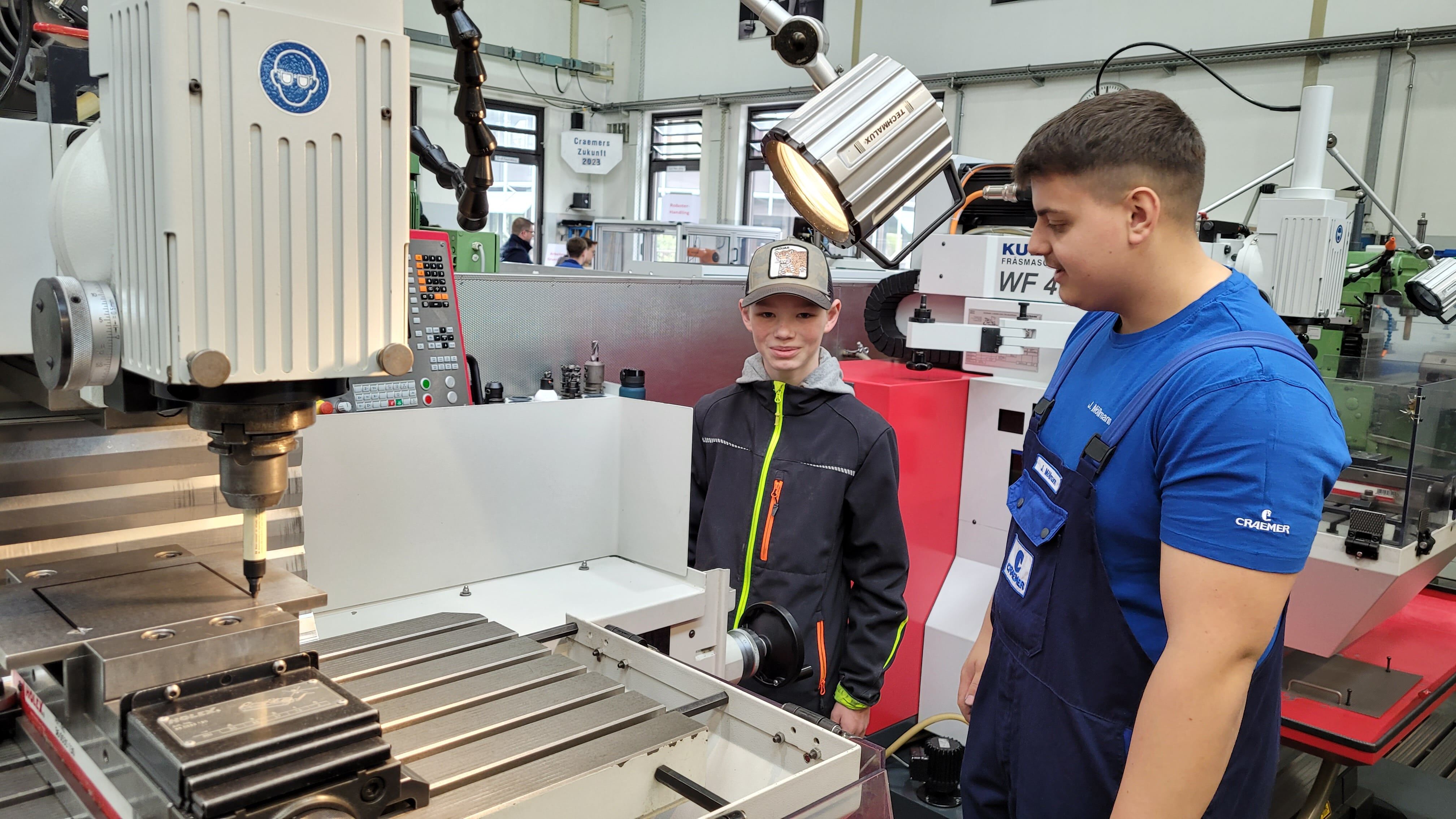 Schüler begutachtet Fräsmaschine