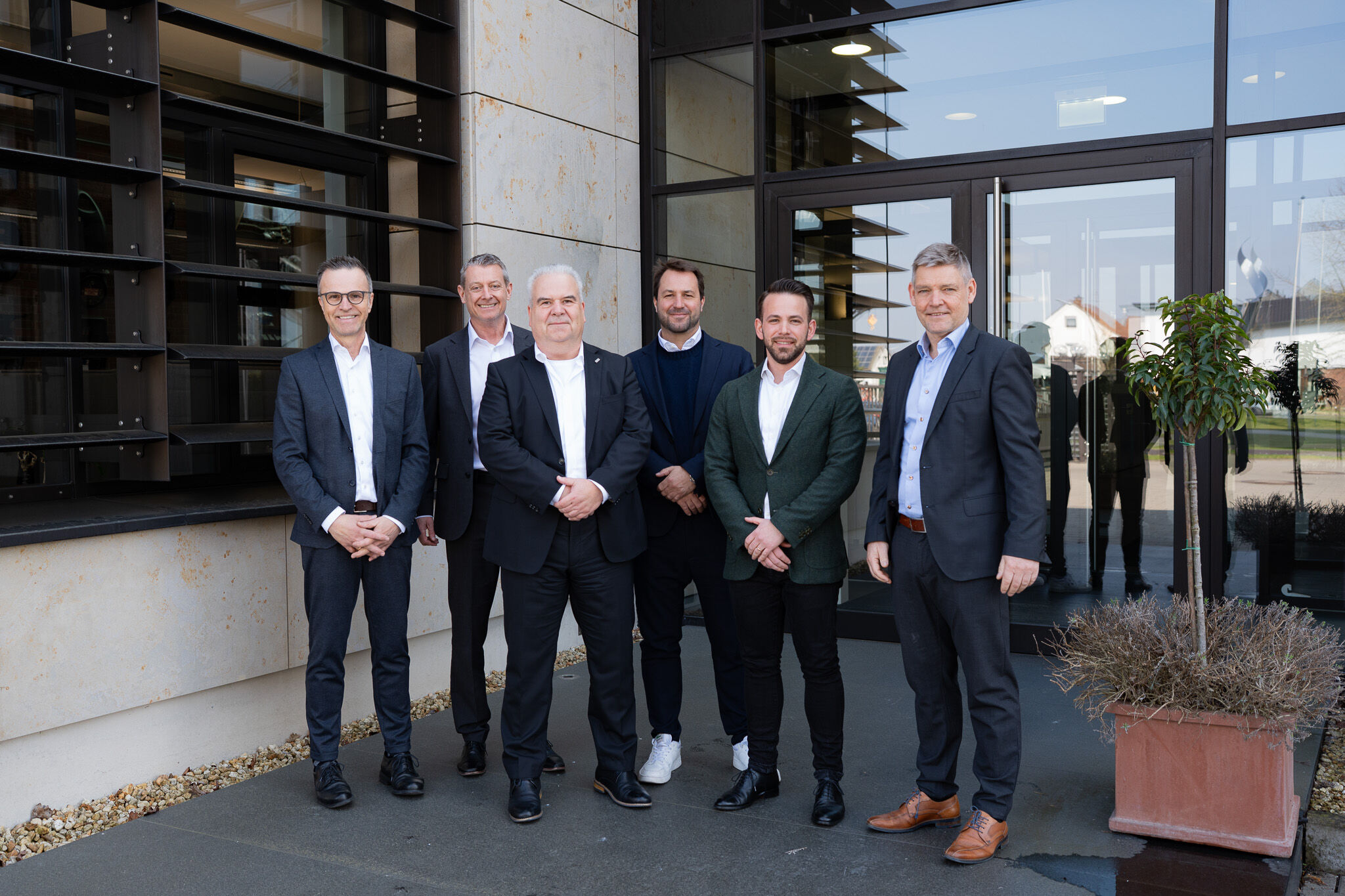 (à partir de la gauche) Siegbert Geldner (Directeur de Craemer GmbH), Tony Harris (Directeur de SSAB Europe), Claus Doré (Responsable des ventes secteur automobile pour l’Allemagne), Christoph J. Brandenburg (Directeur Craemer GmbH), Fabio Graw (Responsable des achats secteur automobile Craemer GmbH) et Jan Meier (Directeur des ventes SSAB Europe)