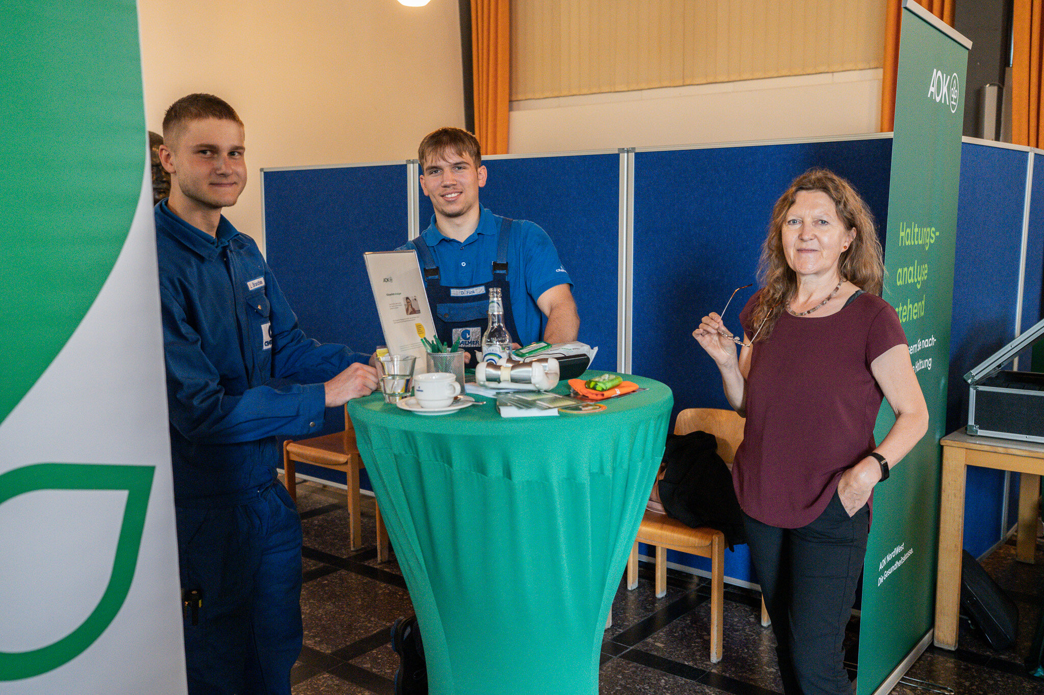 Craemer Mitarbeiter im Gespräch mit AOK-Ernährungsberaterin