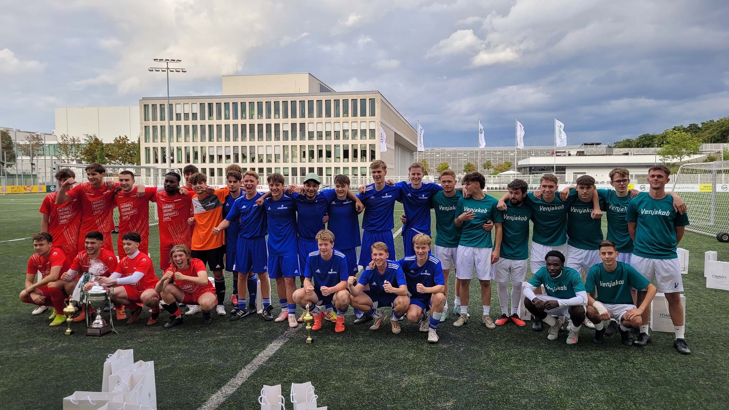 erstplatzierte Mannschaft von Nobilia, die Craemer Azubis auf Platz zwei und das Venjakob-Team auf Platz drei