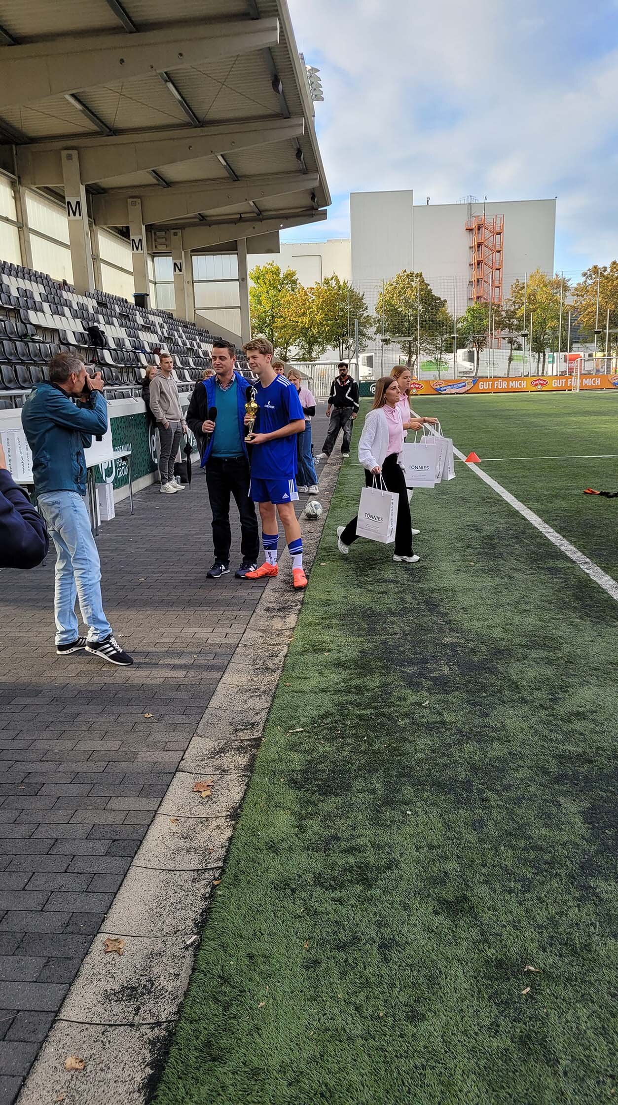 Craemer Azubi Mick Badinski erhält stellvertretend für sein Team die Trophäe für den zweiten Platz