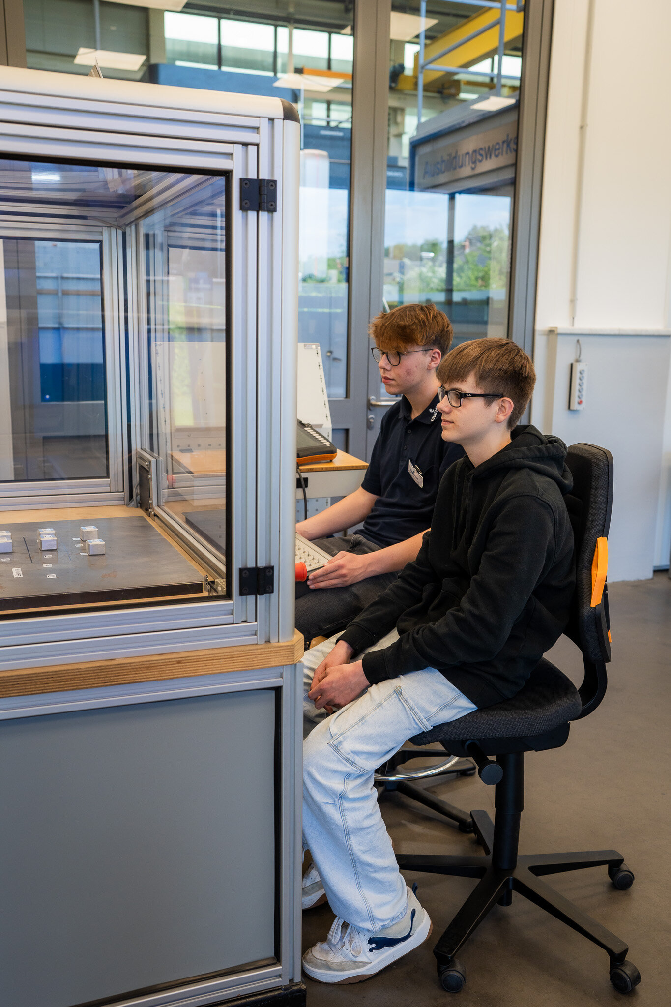 Schüler Marlon Burow (vorne) und Dennis Hagemann, Azubi zum Elektroniker für Betriebstechnik