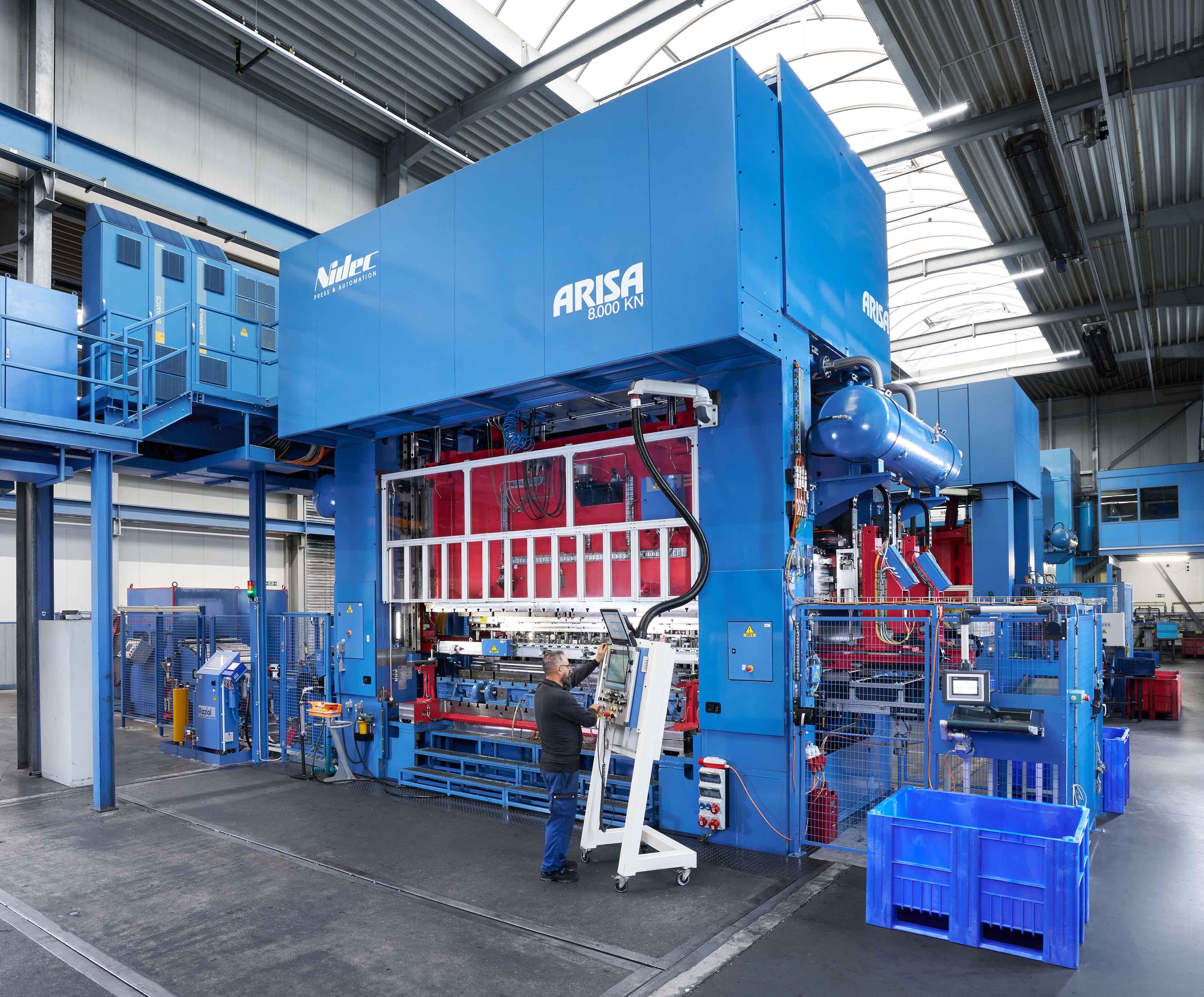 Une servopresse Nidec Arisa de 800 tonnes dotée d’un système de transfert hautement dynamique assure l’augmentation de la capacité de Craemer dans son usine d'Attendorn.