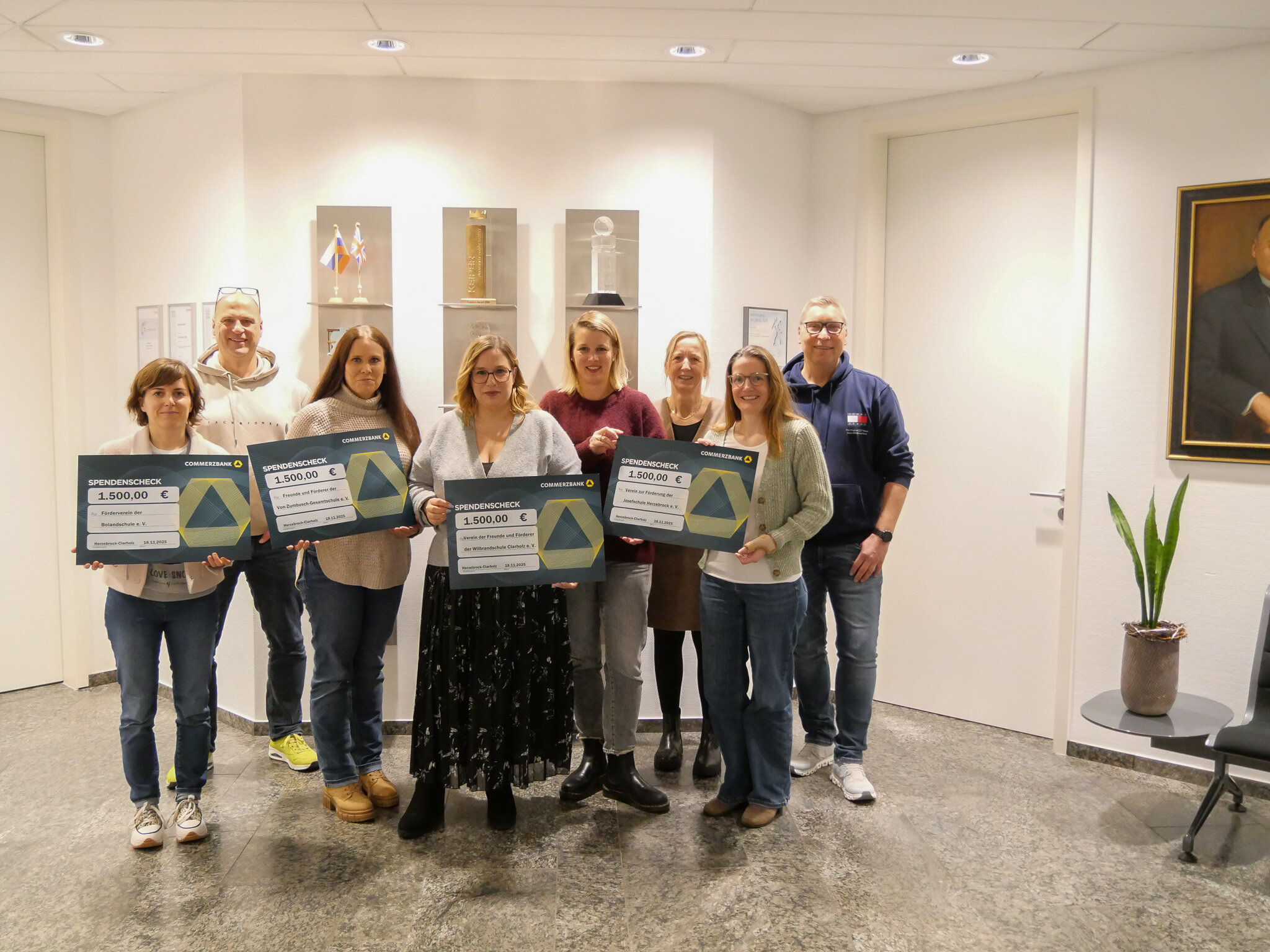 Gruppenbild Scheckübergabe bei Craemer