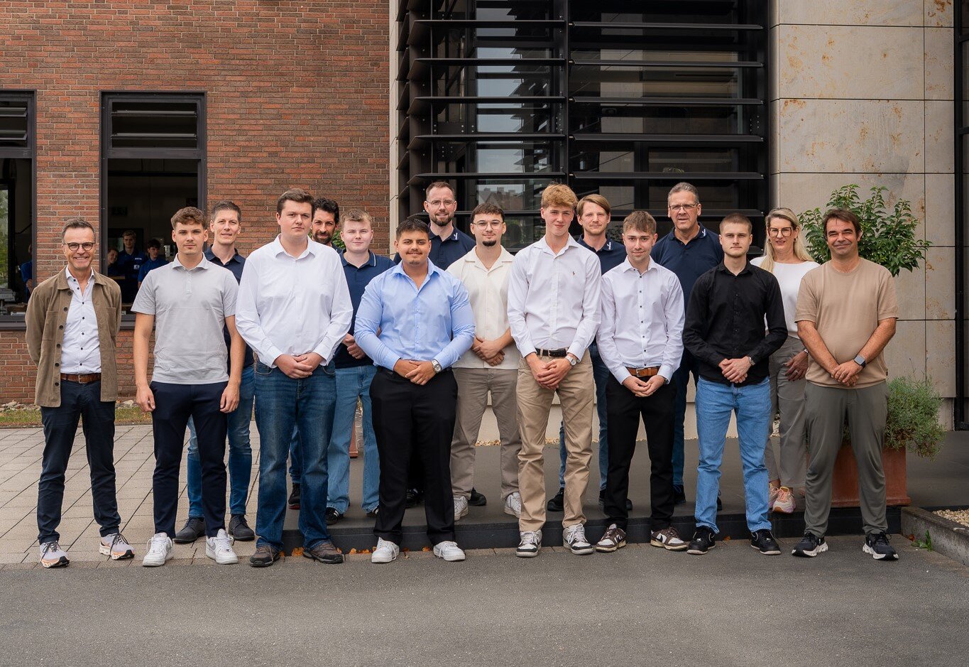 Gruppenbild Zeugnisübergabe Azubis 2025