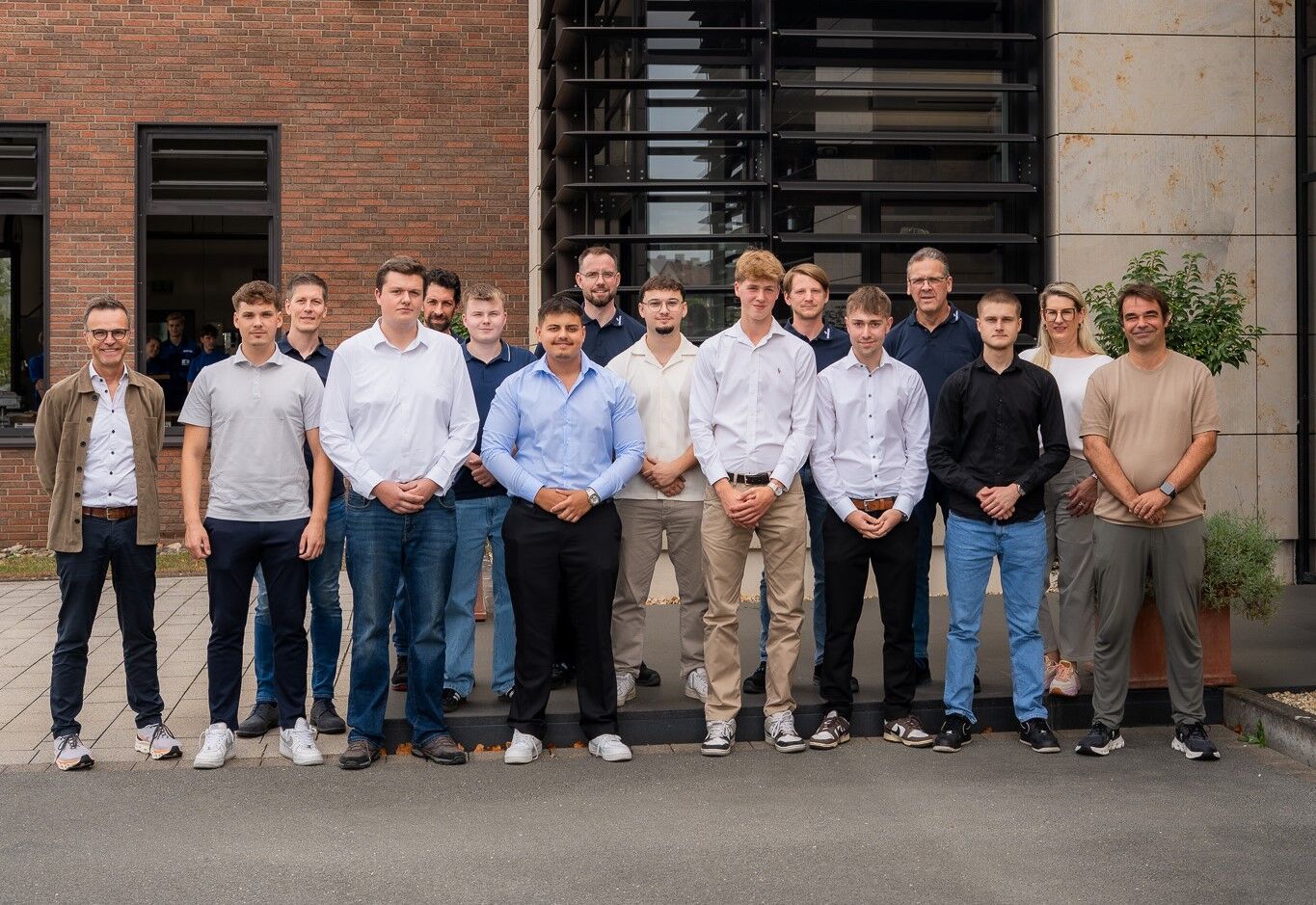 Gruppenbild Zeugnisübergabe Azubis 2025