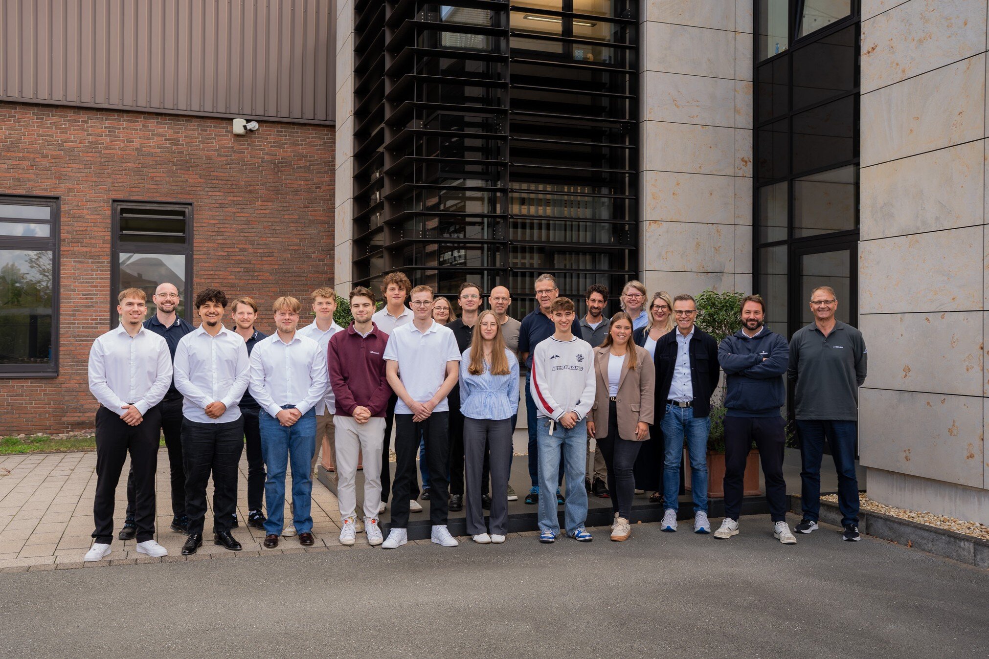 Gruppenbild: Zeugnisübergabe bei Craemer