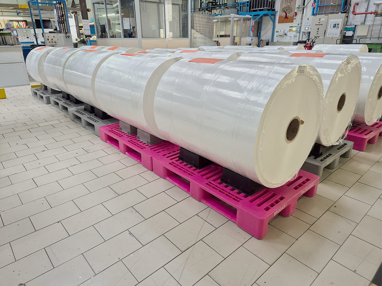 Safe storage and transport on Craemer H1 plastic pallets 