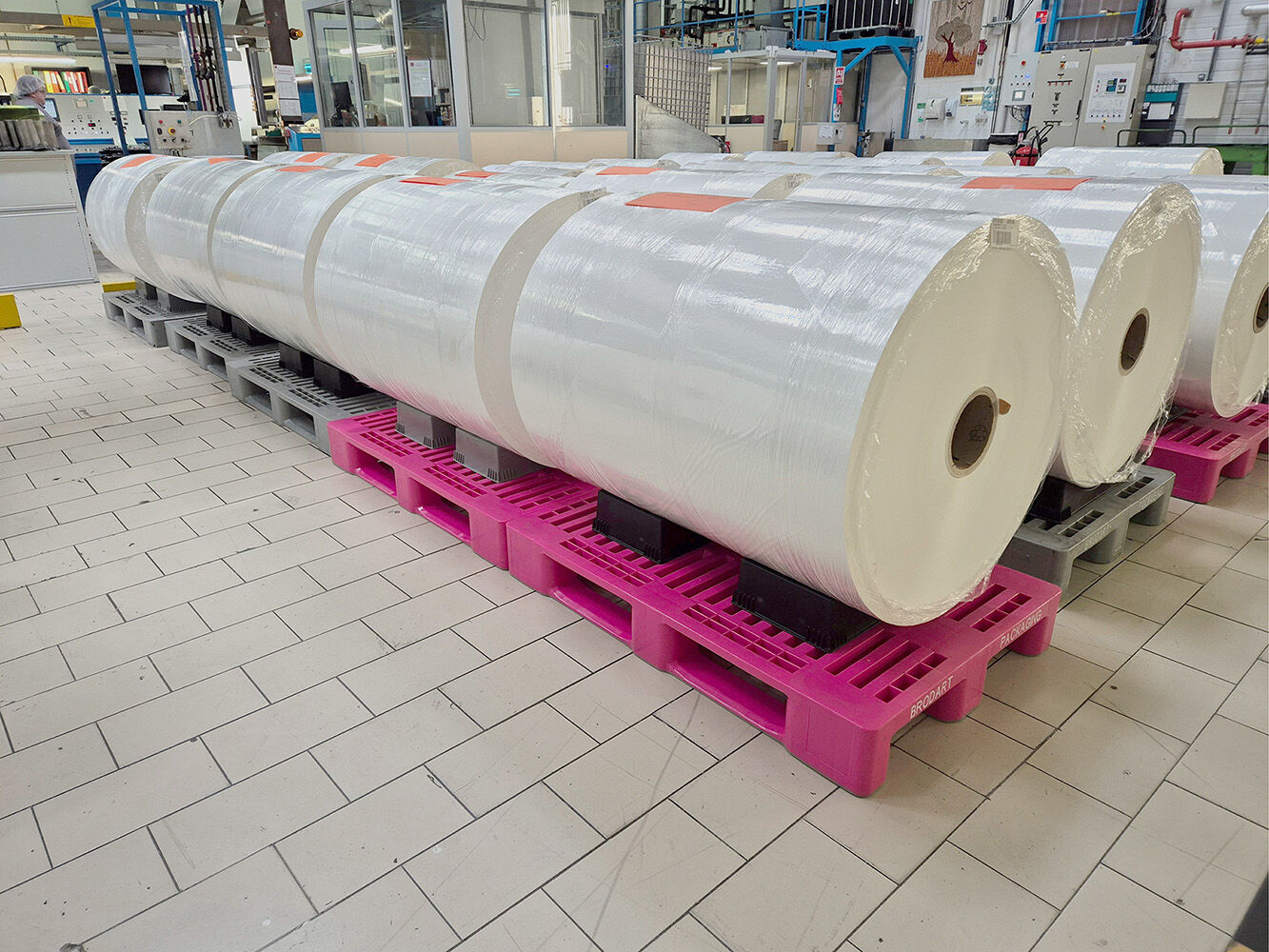 Stockage et transport en toute sécurité sur des palettes en plastique H1 de Craemer 