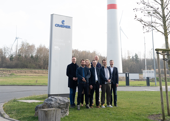 Photo de groupe prise lors de l'inauguration de l'éolienne à Oelde