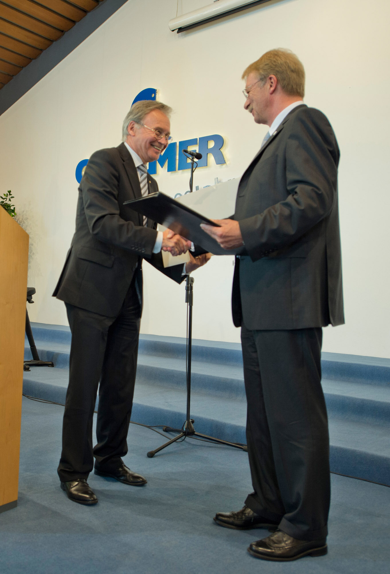 Congratulations: Mr. Ortwin Goldbeck, President of the Bielefeld Chamber of Commerce (left), presents Dr. Achim Brandenburg with the Chamber‘s Certificate of Honour.