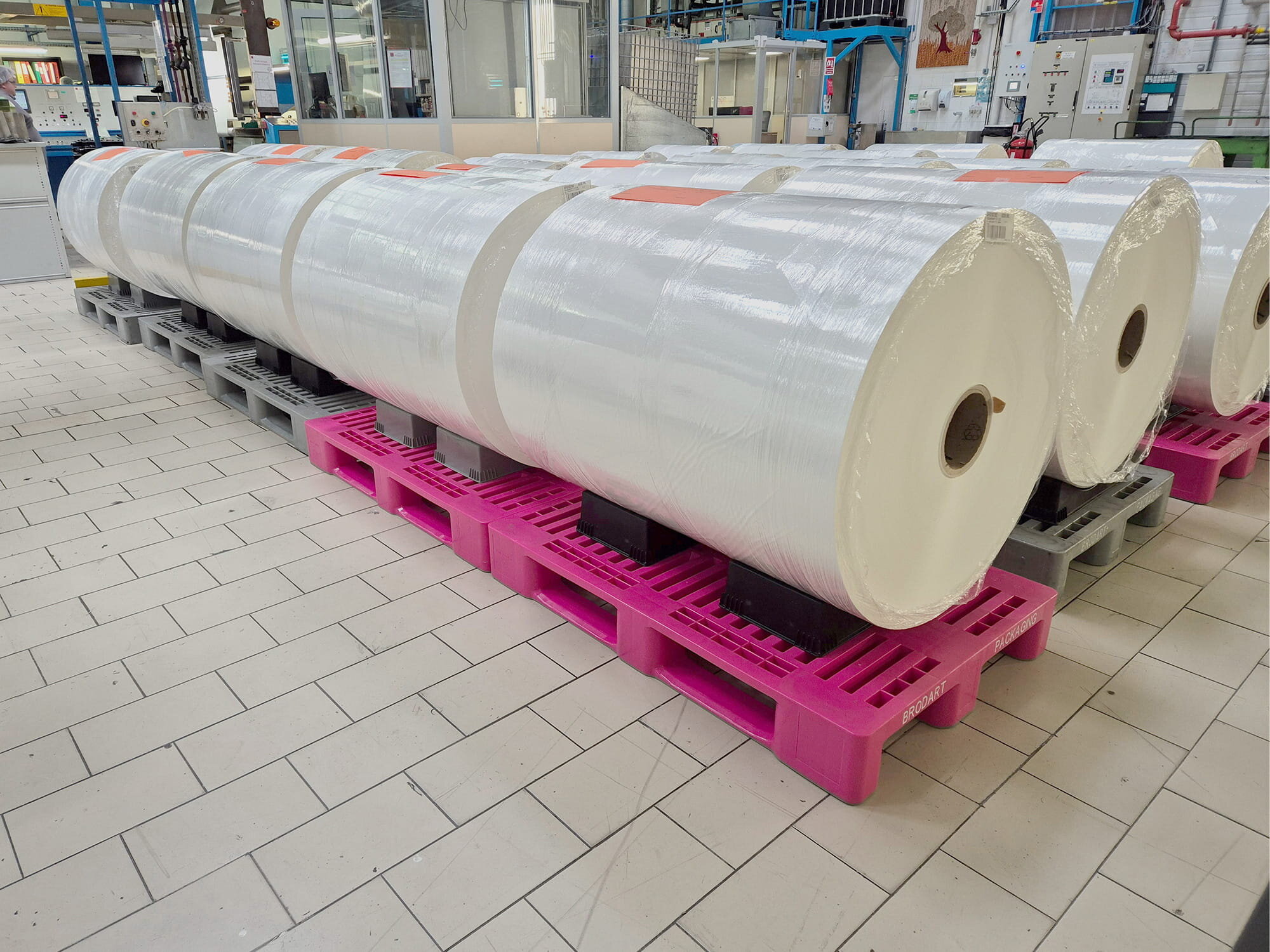 Safe storage and transport on Craemer H1 plastic pallets 