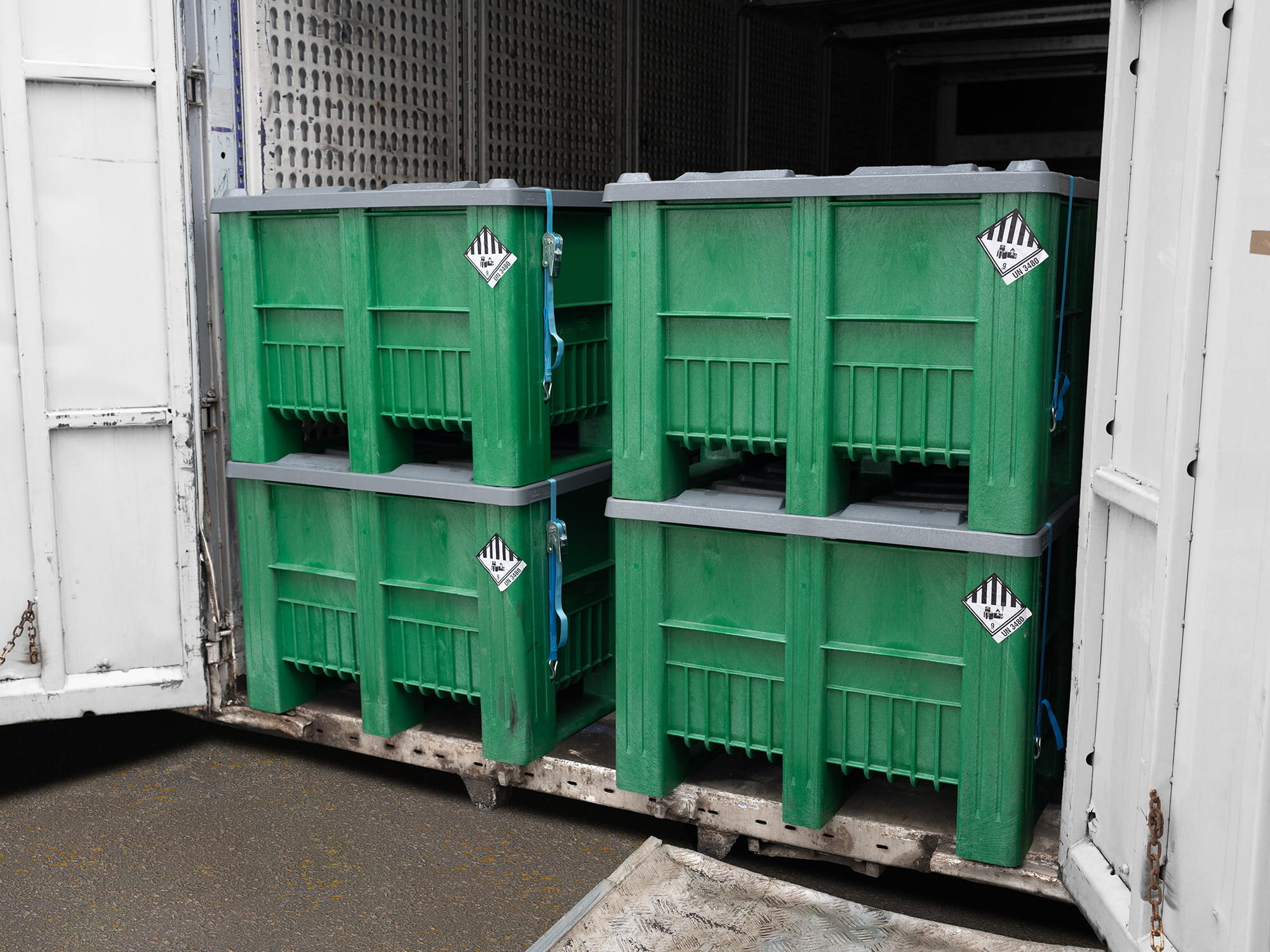 UN-certified CB3 pallet boxes from Craemer stacked in a container